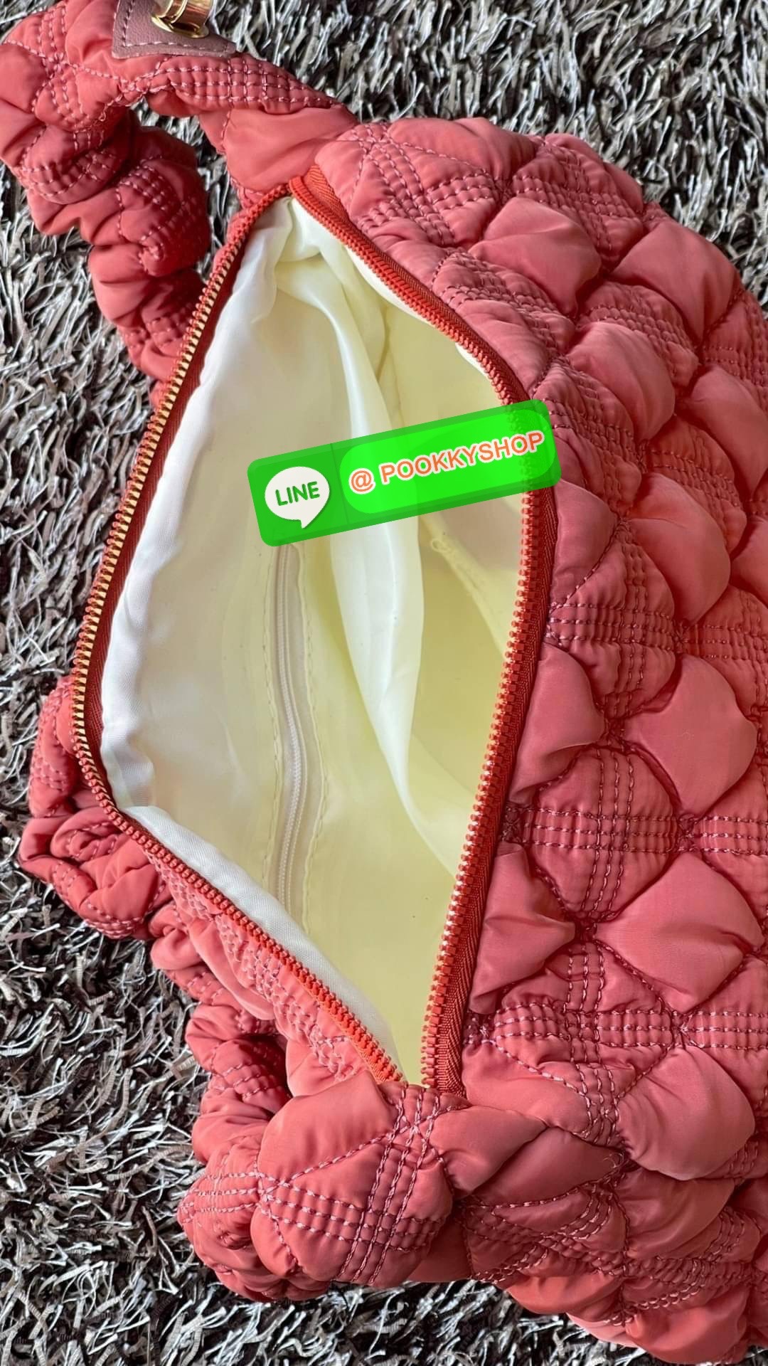 C Cozy Shoulder Bag สายแฟชั่นเกาหลีห้ามพลาด เป็นกระเป๋าที่กำลังได้รับความนิยมอย่างมากในเวลานี้ ถูกออกแบบมาให้มีลักษณะนุ่มนิ่มไม่ต่างจากพัฟเฟิลโค้ตหรือผ้านวม เลือกหยิบมาใช้ แมตช์เข้ากับคอสตูมได้ในแต่ละวัน รูปทรงและงานดีไซน์ที่มีความโดดเด่น และแตกต่างจากกระ