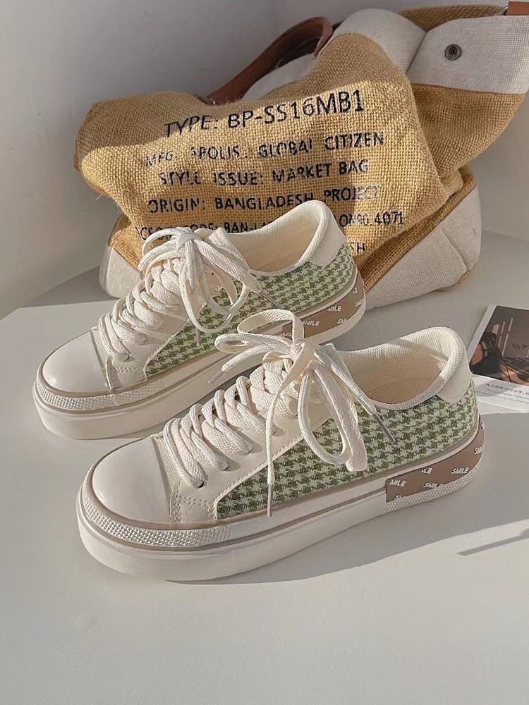 พร้อมส่งคะ รองเท้าผ้าใบ สไตล์เกาหลีมาใหม่ สวยยืน1 🥇มาแล้วจ้า ทรงสวยอย่างดี งานเกร๋เรียบหรูดูแพง ตัวนี้ห้ามพลาด ใส่สบายจะแมตช์กับกางเกง👖หรือกระโปรง👗ก็ได้ค่ะ แม่ค้าคอนเฟริม ห้ามพลาดเลยจ้าตัวนี้แนะนำ อย่าช้ารีบเลย