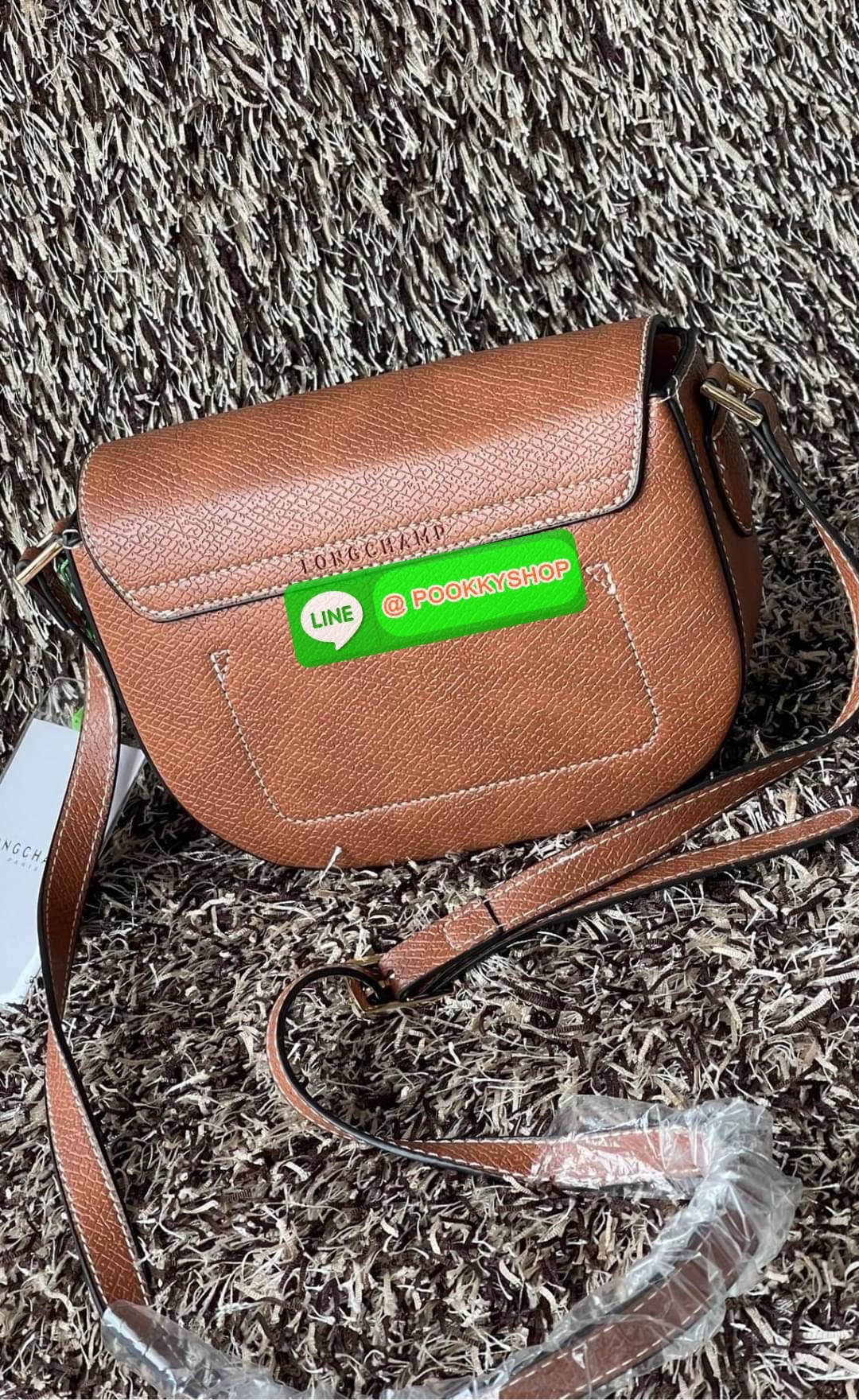 💕Longchamp Epure Crossbody Bag ด้วยรูปแบบที่ชวนให้นึกถึงฝาพับของ Le Pliage กระเป๋าสะพายข้างขนาดเล็กใบนี้มีทั้งความอ่อนเยาว์และความเป็นผู้หญิงในเสน่ห์ของมัน โดดเด่นด้วยรูปทรงกระเป๋าแบบอานม้า ยกย่องให้กับตำนานนักขี่ม้าของ Longchamp EPURE สายสะพายซึ่