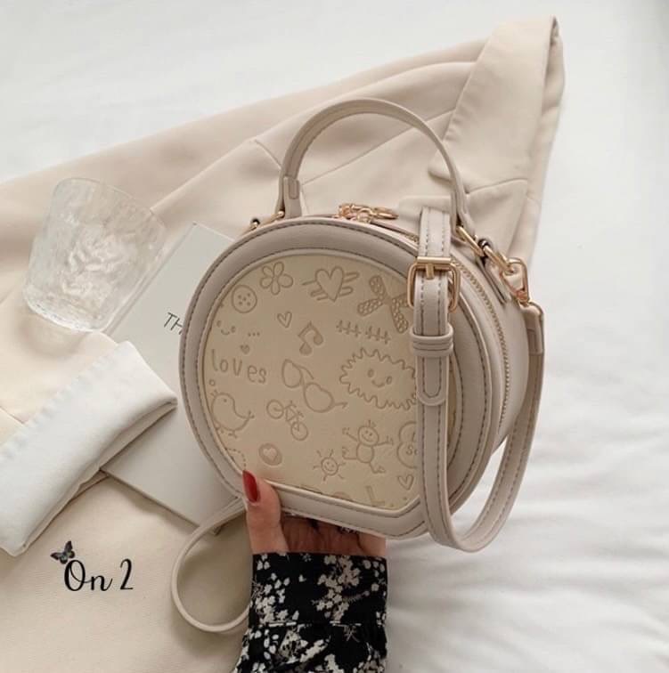 กระเป๋าแฟชั่นทรงกลม สไตล์มินิมอล งานซิปหนังpu อะไหล่ทอง สายสะพายยาวแบบ Cross body ปรับระดับได้ ทรงสวยงานน่ารักมากค่ะ