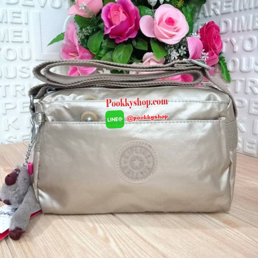 KIPLING Mini Crossbodybag กระเป๋าสะพายข้างขนาดกะทัดรัด ผลิตจากวัสดุ Nylon+ Polyester100% มีช่องใช้งานแยกย่อยมากถึง 4 ช่อง -ด้านหน้ามีช่องซิป 2 ช่อง -ช่องหลักโล่ง กว้าง จุของใช้ได้เยอะ -ด้านหลังมีช่องซิปอีก 1 ช่อง มาพร้อมพวงกุญเเจลิง สายสะพายยาวสามารถปรับไ