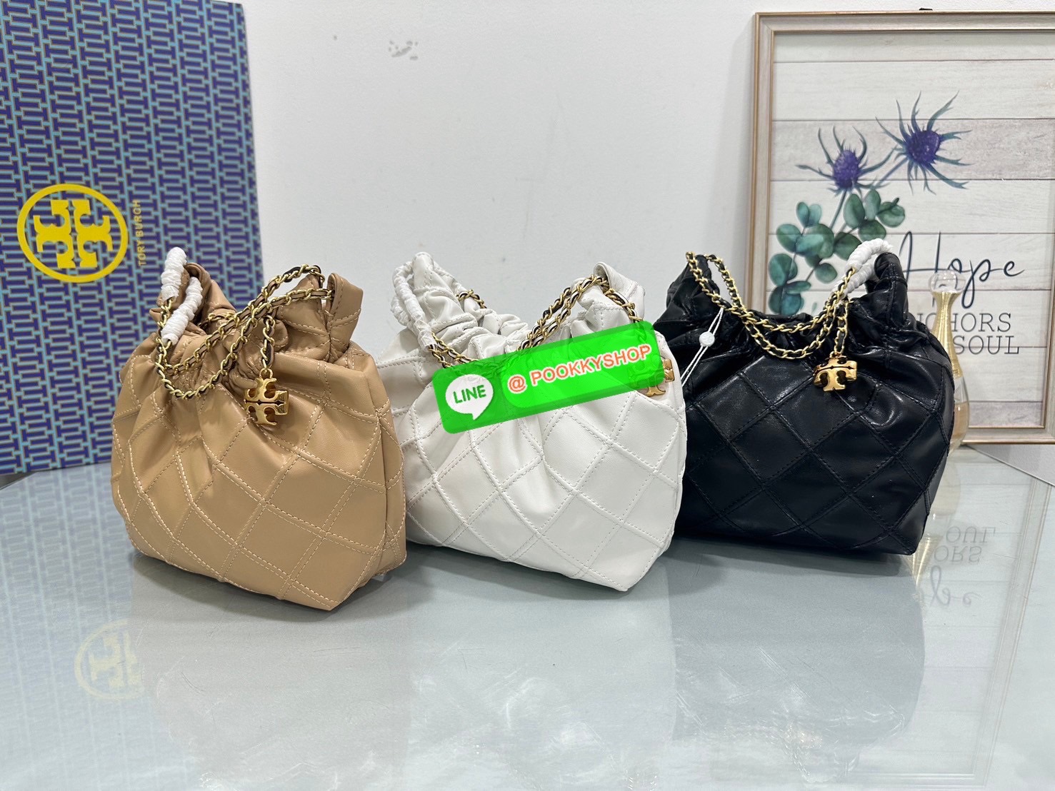 Tory Burch Fleming Drawstring Bag ผลิตจากหนังนิ่ม ตกแต่งด้วยลายไดมอนด์และสายโซ่