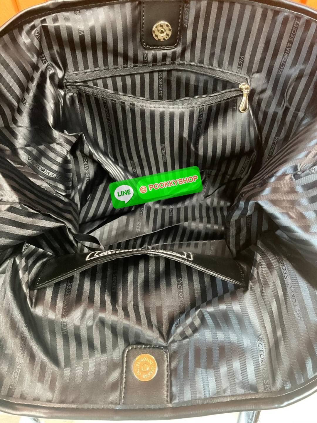 Victoria's Secret New! VS Patch City Tote - CREAM กระเป๋าทรง shopping สไตล์ victoria's secret แปลกใหม่อินเทรนด์ สินค้านำเข้า งาน ชน shop ดีไซน์สวย เก๋ น่ารัก เรียบหรู ใส่ของได้จุใจ เหมาะสำหรับสาวๆทุกคนที่มีของเยอะ งานเย็บเนี๊ยบ แข็งแรงทนทาน ใช้ไ