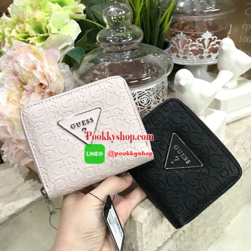 พร้อมส่งความสวย! NEW ARRIVAL! GUESS FACTORY WOMEN'S SHORT WALLET กระเป๋าสตางค์สั้นรุ่นใหม่ล่าสุดไอเท็มแนะนำวัสดุหนังปั้มโลโก้รอบใบสวยอยู่ทรงด้านหน้าประดับโลโก้แบรนด์ ภายในมีช่องใส่ธนบัตรใส่เเบงก์พันได้ มีช่องใส่เหรียญ ช่องใส่บัตรหลายช่อง ตัวจริงสวยน่