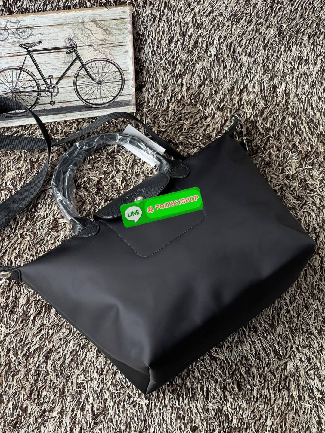 Longchamp Le Pliage Neo Size M มาพบกับกระเป๋ารุ่นยอดนิยม ที่สาวๆ ต้องมีไว้เก็บไว้สักใบ กระเป๋าโท้ทใบนี้ มาพร้อมกับสีที่มีสไตล์เรียบง่าย มีสายสะพายยาวช่วยให้คุณสามารถสะพายไหล่ได้อย่างสบาย ในขณะที่ที่ปิดแบบซิปช่วยให้คุณมั่นใจได้ว่าของด้านในมีความปลอดภัย Le