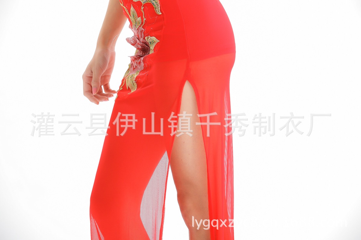 ชุดกี่เพ้ายาว ชุดสาวจีนอินเตอร์ กี่เพ้า จีนประยุกต์ แนวเจ้าพ่อเซี่ยงไฮ้ สีแดงสด ชุดแบบผูกคอ ผ่าสองข้าง พร้อมงานปัก เป็นรูปดอกช่วงกลางตัว งานดี ละเอียด สวยมากๆ คะ สวยสง่า หรูหราและเซ็กซี่อย่างที่สุด ..