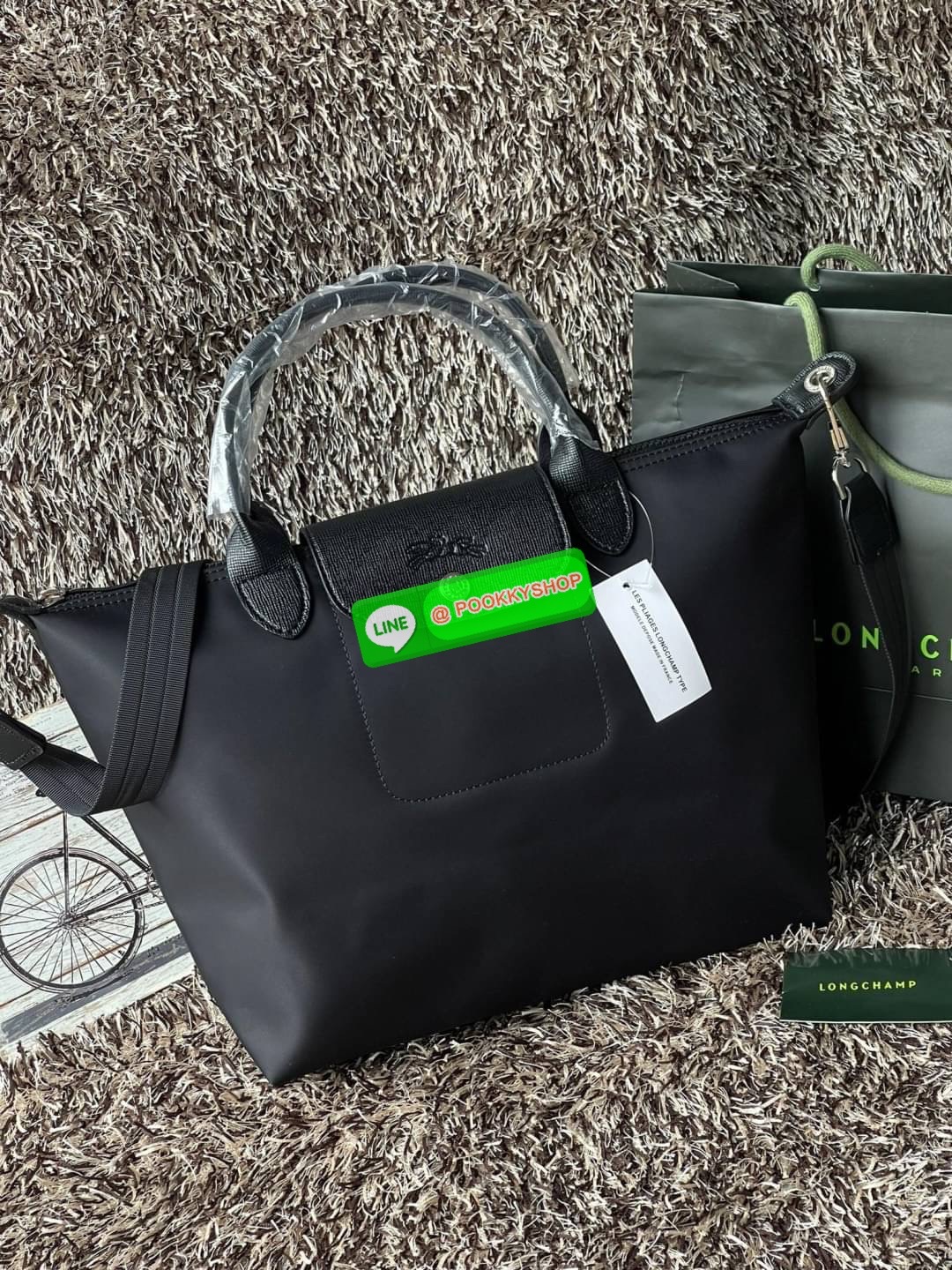Longchamp Le Pliage Neo Size M มาพบกับกระเป๋ารุ่นยอดนิยม ที่สาวๆ ต้องมีไว้เก็บไว้สักใบ กระเป๋าโท้ทใบนี้ มาพร้อมกับสีที่มีสไตล์เรียบง่าย มีสายสะพายยาวช่วยให้คุณสามารถสะพายไหล่ได้อย่างสบาย ในขณะที่ที่ปิดแบบซิปช่วยให้คุณมั่นใจได้ว่าของด้านในมีความปลอดภัย Le