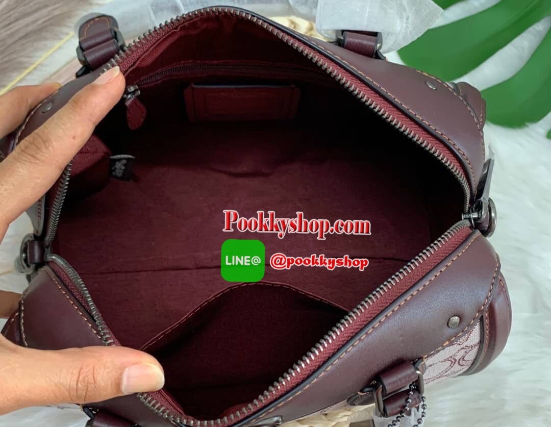 COACH IVIE BENNETT SATCHEL IN SIGNATURE JACQUARD BAG ✔️วัสดุผ้าJACQUARD +pvc ✔️ป้ายห้อยเป็นโลหะแบรนด์ ✔️เปิดปิดกระเป๋าแบบซิป ภายในใส่กระเป๋าสตางค์ใบยาวได้ ของอื่นๆจุค่ะรุ่นนี้ ✔️สายสะพายถอดออกได้ เลื่อนปรับระดับได้นะคะ