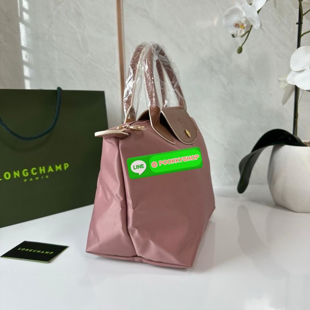 Longchamp Le Pliage Eiffel Tower Tote Bag S 🔖 Collection ใหม่ล่าสุดโดดเด่นด้วยลายปักหอไอเฟลขนาดกระทัดรัดจุของได้เยอะ 🔖วัสดุ : ไนลอนกันน้ำ 🔖เปิด-ปิด ด้วยฝาปิดกระดุมแป๊กมีซิปปิดด้านบน ภายในช่องโล่งกว้างสามารถใส่ iPad ได้ มีช่องแยกด้า