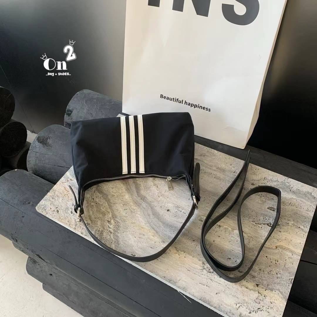 Adidas Style Nylon Shoulder Bag กระเป๋าผ้าไนลอน ขนาด 14นิ้ว น้ำหนักเบาใส่ของได้เยอะ รุ่นนี้สะพายขึ้นไหล่น่ารัก ด้านบนเป็นซิปค่ะ มีสายสะพายข้าง ปรับความยาวได้