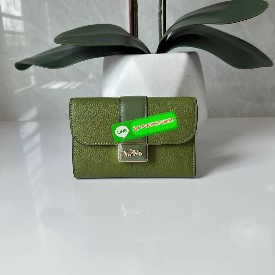 Coach Medium Grace Wallet (Cl421) 🔖กระเป๋าสุดหรูใบกลาง ขนาดกำลังดีกระทัดรัด 🔖วัสดุ : pebble leather 🔖ภายในมีช่องใบบัตรเครดิต 6 ช่อง มีช่องใส่เหรียญแยก สามารถใส่ธนบัตรแบงค์พันได้คะ