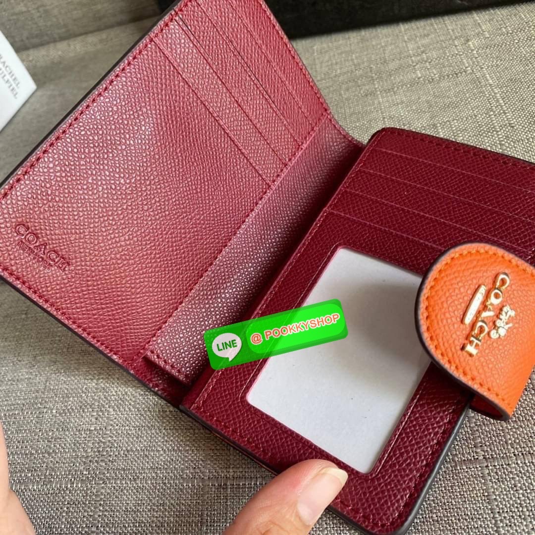 COACH 6390 MEDIUM CORNER ZIP WALLET กระเป๋าสตางค์ใบกลาง สีพื้นเรียบหรู วัสดุcrossgrain ภายในมีช่องใส่บัตรและธนบัตรได้ทุกชนิด มีช่องซิปใส่เหรียญ ขนาดกะทัดรัดพกพาง่าย คนชอบจัดระเบียบกระเป๋าสตางค์แนะนำเลยจ้า