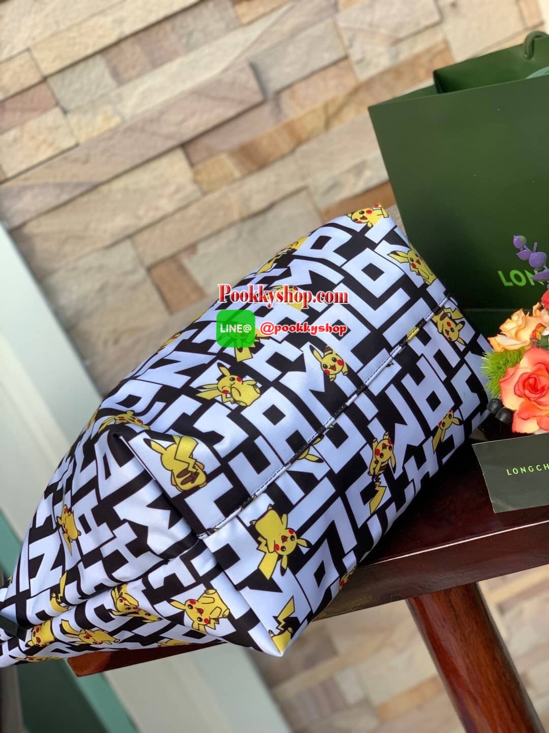 LONGCHAMP X POKÉMON SHOULDER BAG เพราะรู้ว่า &quot;เลอ ปลิยาจ&quot; (Le Pliage) เป็นกระเป๋าไอคอนิคยอดนิยมของคนทุกเพศทุกวัย ไม่ว่าจะเป็นคนธรรมดาหรือเซเล็บ ลองฌอมป์ก็เลยจัดให้ &quot;ปิกาจู&quot; ไปวิ่งเล่นอยู่บนกระเป๋าที่ออกมาเป็นซีรีส์ซะเลย และยังคงความ Le