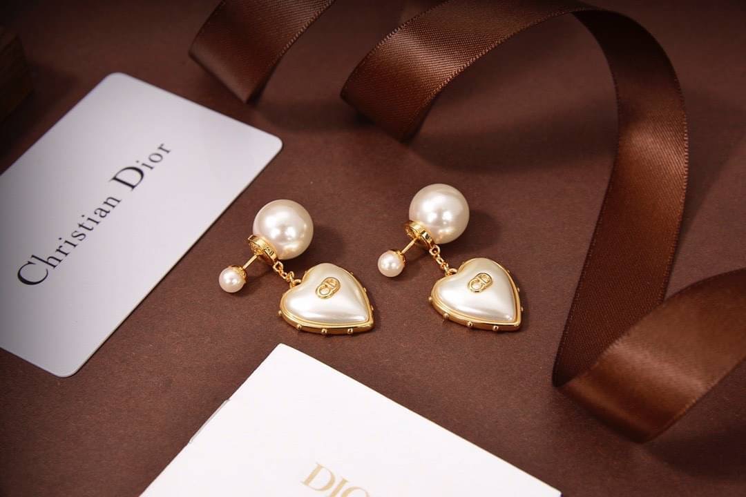 Super Hi-End Quality !!!!! ((เกรด 1:1 ดีที่สุดในท้องตลาด แสตมครบค่ะ)) Dior Tribales Earrings คอลเลคชั่นใหม่ล่าสุดเลยคร่า งาน 1:1 เหมือนในช็อปเป๊ะๆ ต่างหูดิออรุ่นใหม่ ล่าสุดชนช็อป ดีไซน์สวยมากๆค่ะ ประดับอะไหล่ทองเงาอย่างดี งานสวยไร้ที่ติดนะคะ สาวกดิออต้องไ