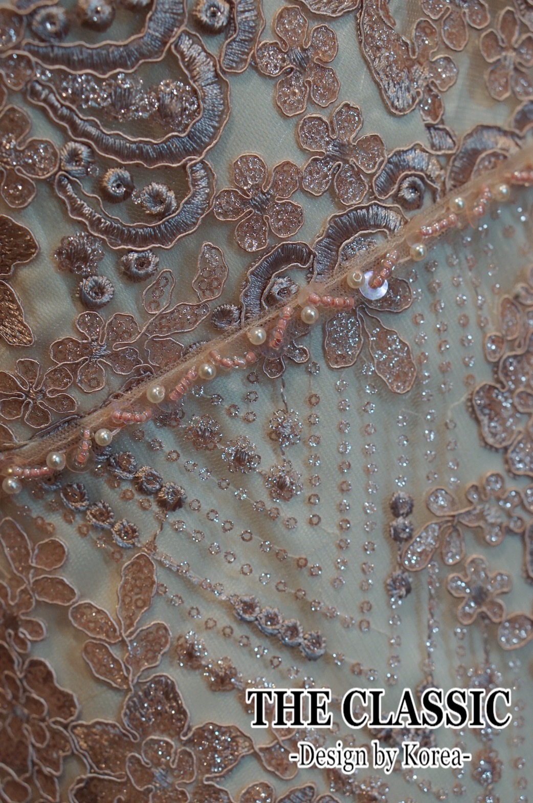 เดรสแฟชั่น ชุดยาวออกงาน ใช้ผ้าเนื้อดีปักลวยลายด้วยเลื่อมเล็กๆ ประกายเพชรระเอียดยิบทั้งตัว