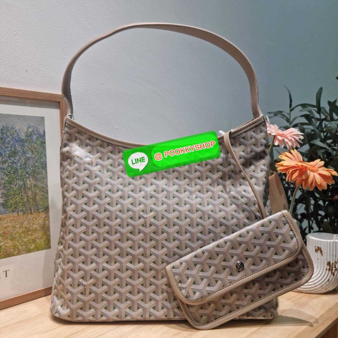 🔆 Model GOYARD BOHEME HOBO BAG 🔆 Details ไอเท็มที่ฮอต เด็ด! และมาแรง เข้าวงการแล้วออกไม่ได้จริงๆ! กับกระเป๋าโฮโบใบใหญ่ พร้อมใบลูก มาในสีลิมิเต็ดรุ่นที่ตามหา สวยเด่นเป็นเอกลักษณ์ด้วยลวดลายตัว Y เต็มผืน สายคล้องสะพายในตัว สะดวกใช้ หมดกังวลเร