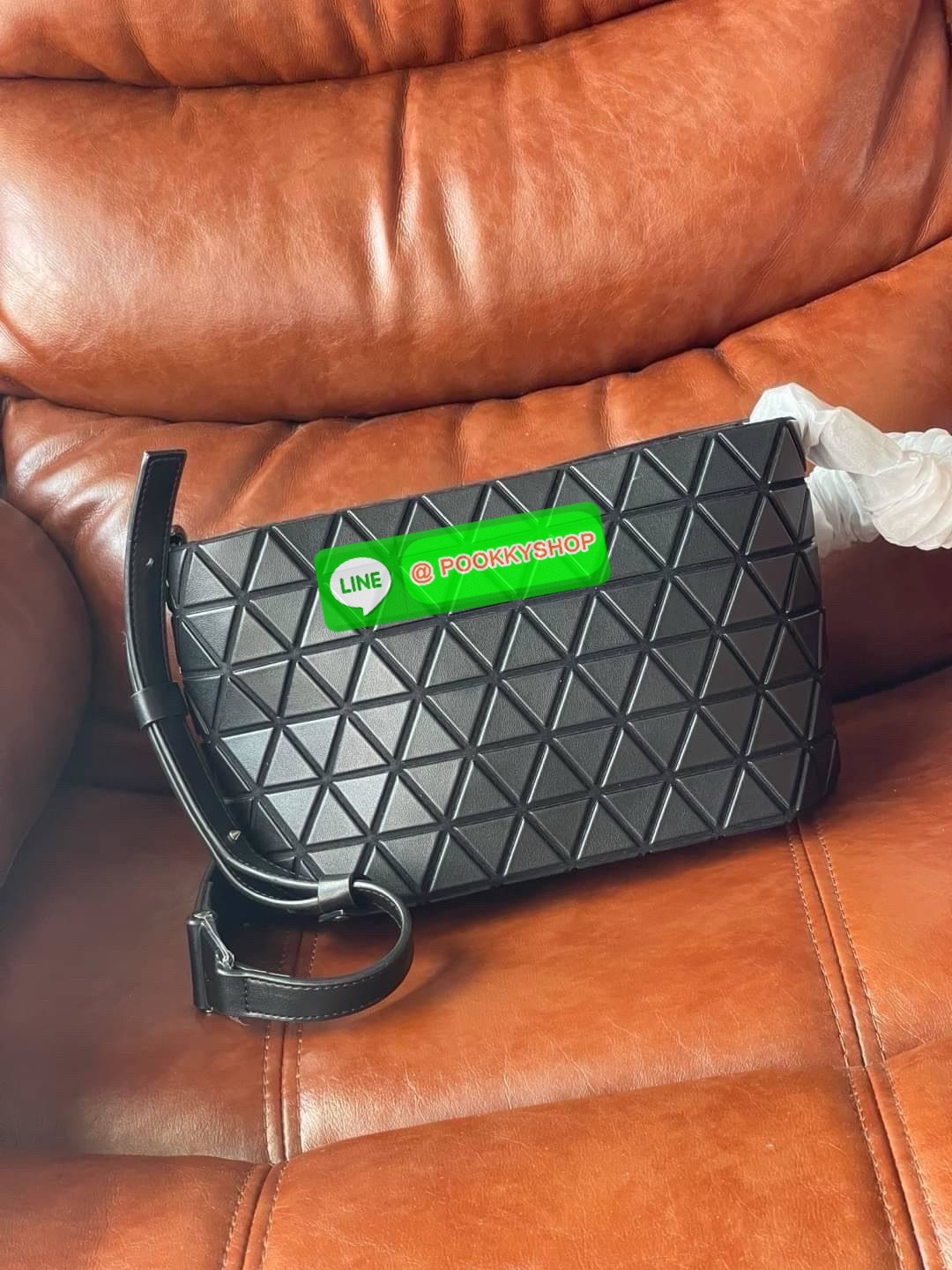 💕 BAO BAO ISSEY MIYAKE Crystal Shoulder Bag งานดีไซน์ที่ดูเรียบง่ายทั้งรูปแบบการใช้งาน มีช่องเปิดปิดแบบซิปเพื่อให้คุณพกพาของมีค่าได้อย่างสบายใจป้องกันสิ่งของตกหล่น ทั้งตัวเพลตสามเหลี่ยมและสายกระเป๋าหนัง สวยแบบคูลๆ ทั้งยังดูแลรักษาง่าย น้ำหนักเบา เ