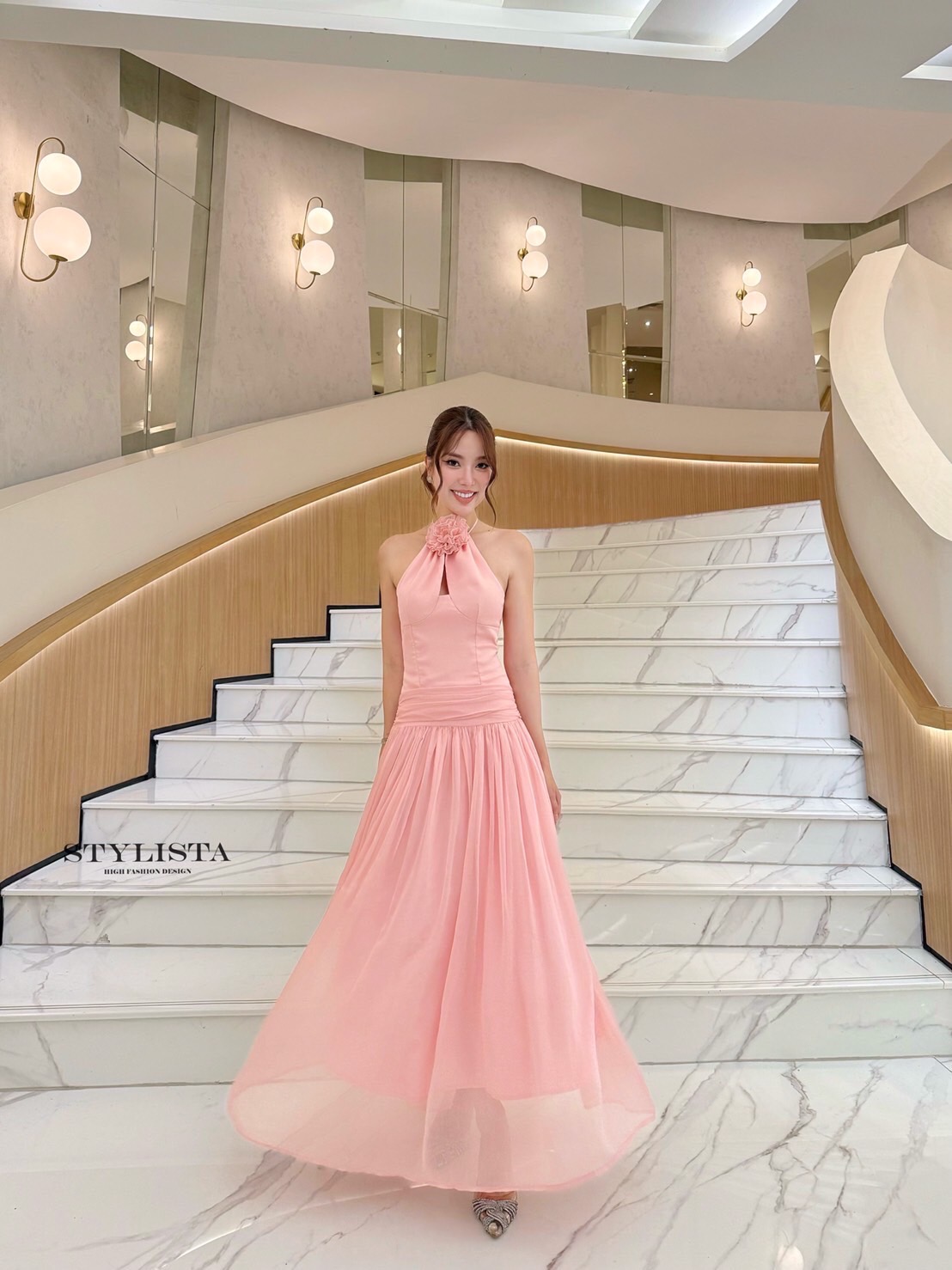 เดรสแฟชั่น เดรสยาวโทนพีชหวาน ดีไซน์เก็บเอว พร้อมดอกกุหลาบคอผูกสุดละมุน