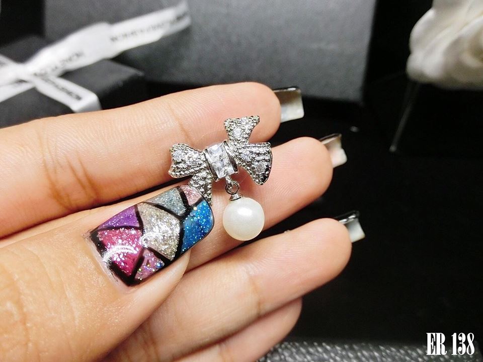 Hi-end Quality Ribbon diamond ต่างหูห้อยมุกงานโบว์ รุ่นแบรนด์ดารา งานเพชรฝังCZ แท้ เพชรวิ้ง มุกเสมือนแท้ งานอย่างดีเลย ดีไซส์เก๋ๆ เหมาะกับ สาวหวาน ใส่ออกมา น่ารักมาก เนื้องานเหมือนแท้เลยจ้า คู่ไม่ใหญ่ พอดีหู งานชุบ18KGB อายุการใช้งานนานมาก