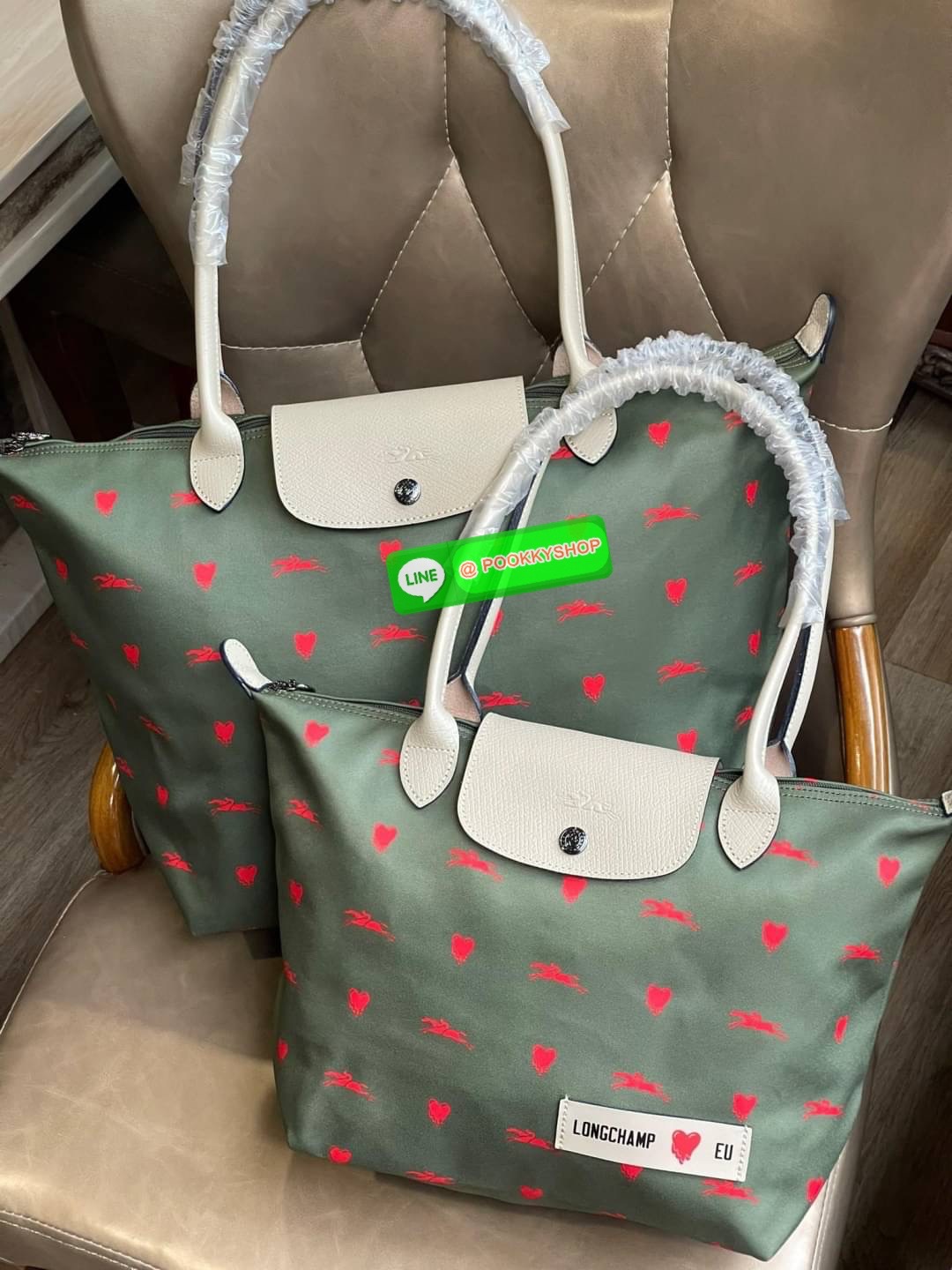 Longchamp x EU Le Pliage tote bag L คอลเลกชันพิเศษจาก Longchamp ที่น่ารักสุดๆ สำหรับซัมเมอร์นี้ กระเป๋ารูปทรงคลาสสิกที่มาในลวดลายและสีที่ออกแบบมาพิเศษ ยังคงความเป็น Le Pliage กระเป๋าสะพายไหล่ทรงTote ใส่ของได้จุอย่างเหลือเชื่อ ยังมีซิปปิดเพิ่มความปลอดภัย น