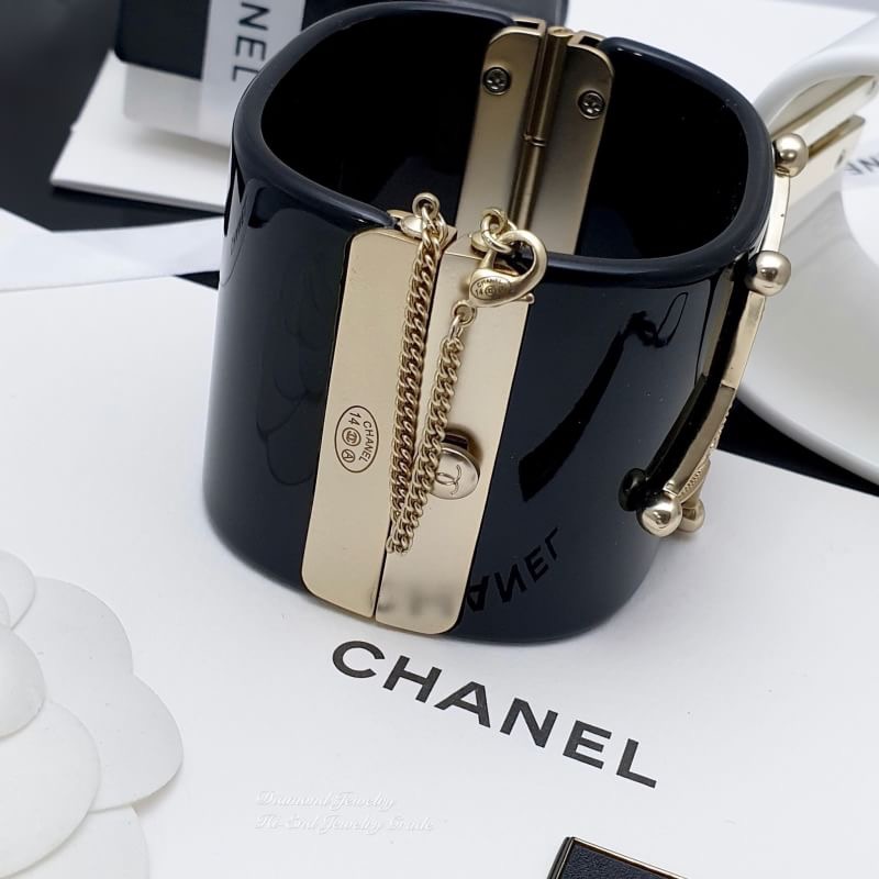 Super Hi-End Quality !!! ((งาน 1:1 เกรดดีที่สุดในท้องตลาด)) Chanel Cuff คอลใหม่ล่าสุด จัดให้ตามคำขอจ้า พร้อมส่งเลยจ้า chanel cuff ตัวกำไลอะไหล่ stainless สีทองเกรดคุณภาพ top premium ตัวกำไลมีน้ำหนักน้า ไม่เบาก๊องแก๊งเหมือนงานถูกๆ ค่ะ อะไหล่ทอง 18k plated