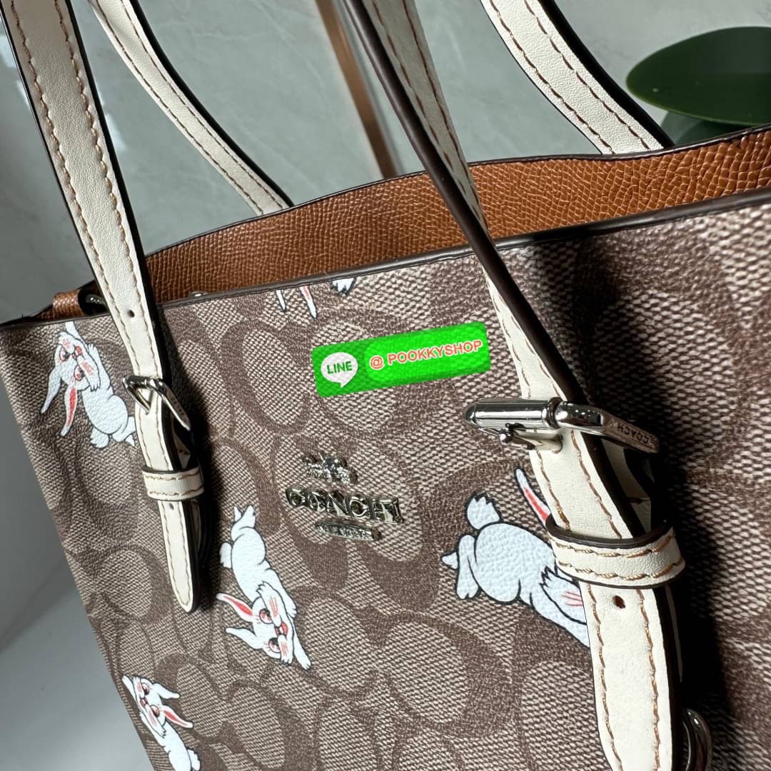 Coach Mollie Tote 25 In Signature Chambray Crossbody Sling Top Handle Bag Collection Rabbit Printed Style (CG302) กระเป๋าทรงTOTE เสริมลุคโดดเด่นต้อนรับปีกระต่าย ตกแต่งลายรูปกระต่ายน่ารัก วัสดุหนังแคนวาสเคลือบลาย ภายในโล่งกว้าง มีช่องซิปตรงกลางใส่ของได้ ขน