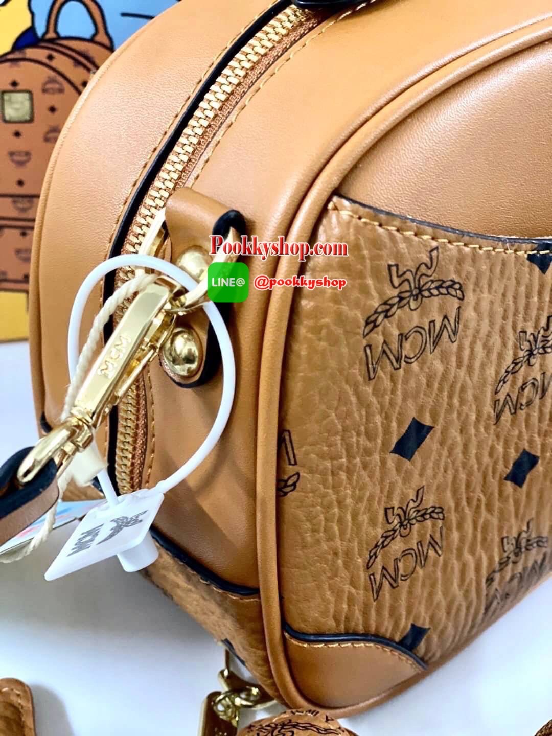 New !! MCM crossbody with box กระเป๋าสะพาย วัสดุหนังแกะแท้ ลายแบรนด์ทั้งใบ ภายในสามารถใส่มือถือได้ทุกรุ่น มีช่องเล็กให้ใส่ของจุกจิกด้านใน มาพร้อมสายสะพายถอดออกได้ ปรับระดับได้ค่ะ เป็นอีกรุ่นที่น่าใช้มากๆเลยทีเดียว ได้ไปรับรองไม่ผิดหวังเลยจร้า สินค้าพร้อมส
