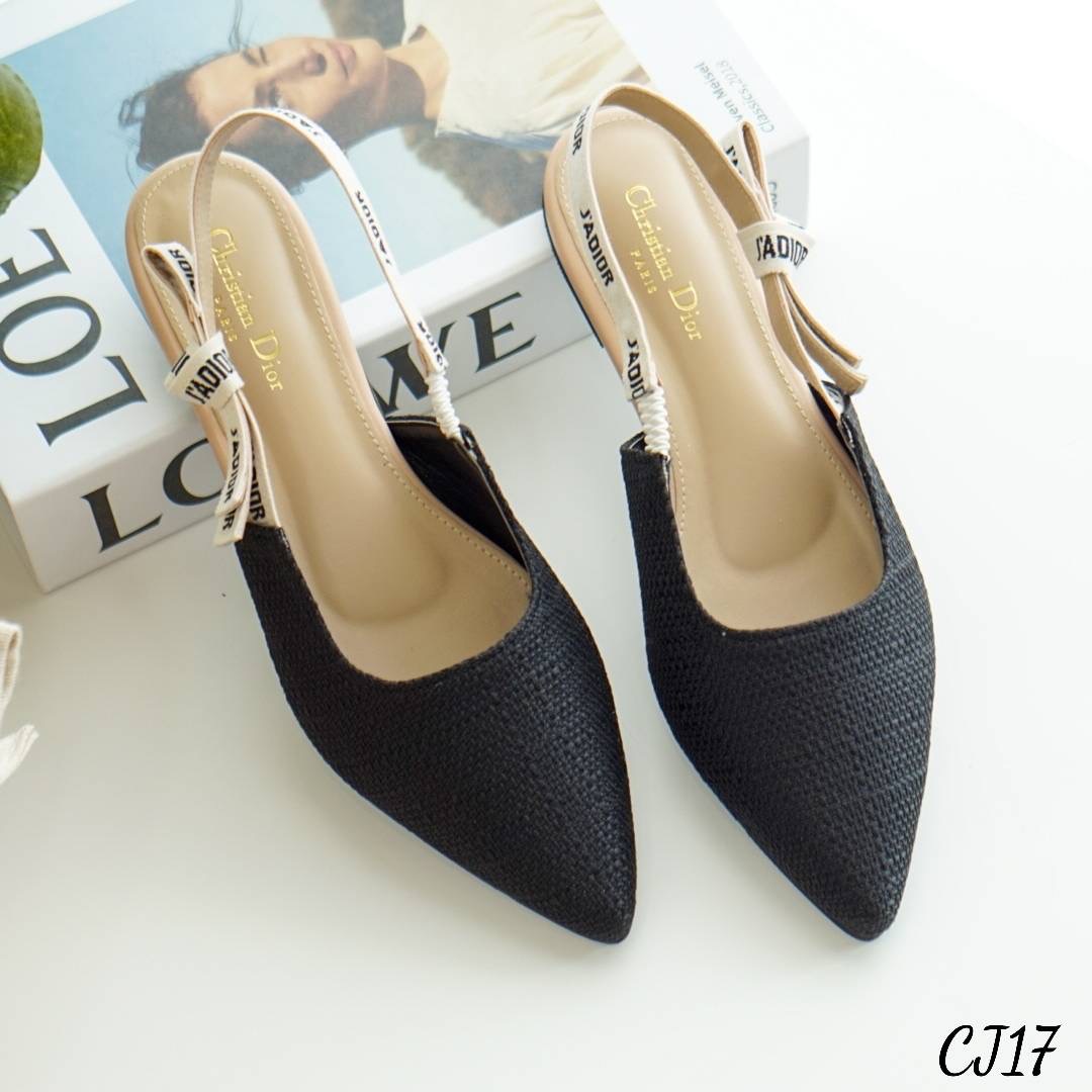 พร้อมส่ง รองเท้า D io r ตัวใหม่ ทรงสวมปิดหัวส้นแบน สายรัดส้นเป็นริบบิ้น งานปักโลโก้ วัสดุทำจากผ้ากระสอบซับหนังนิ่มด้านใน งานสวยมากค่ะ น่ารัก สุดๆ สีสวย พื้นปั้มแบรนด์