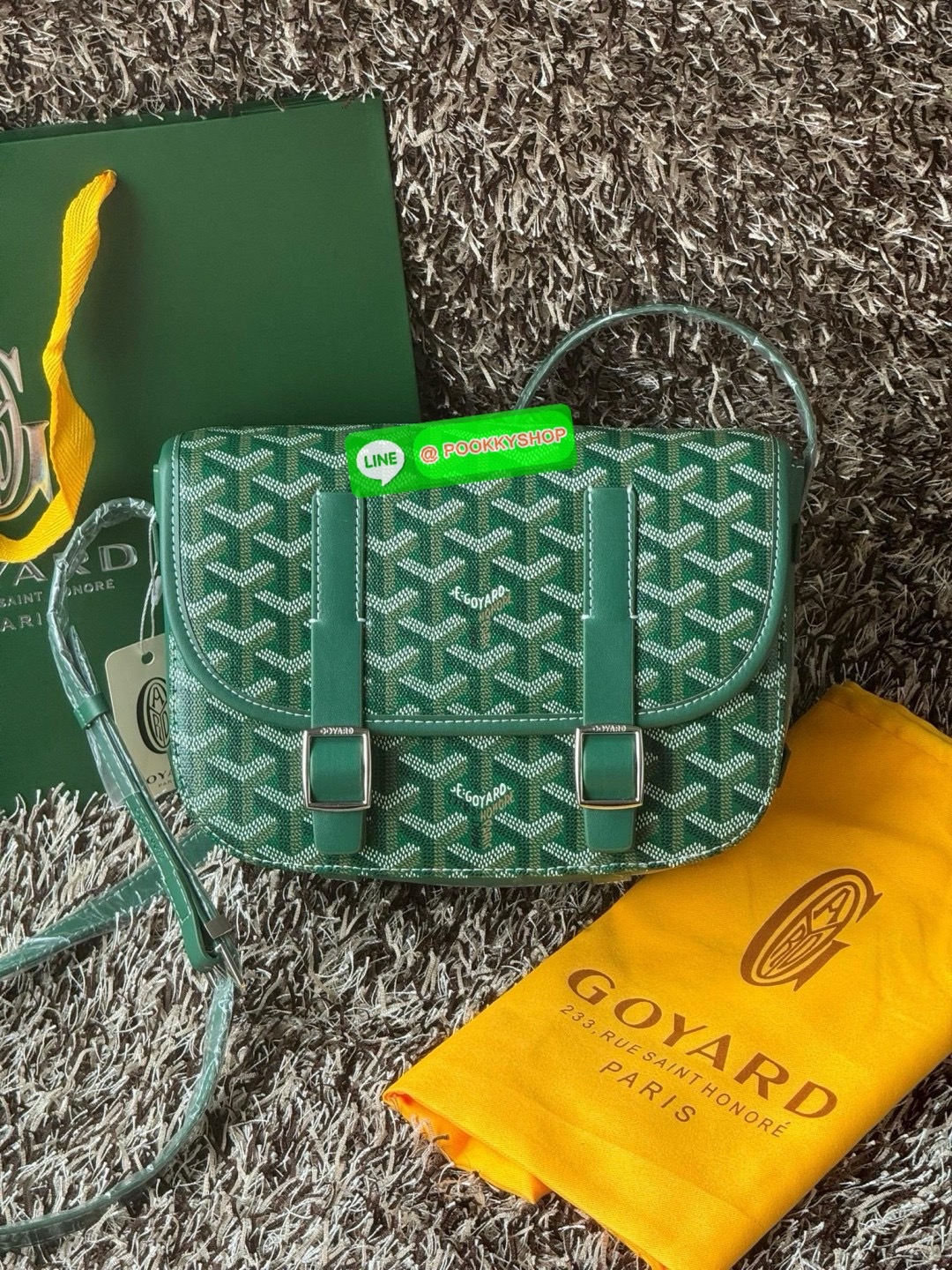 Goyard Belvedere Messenger ถูกออกแบบให้มีน้ำหนักเบาเพื่อความคล่องตัวสามารถใส่สิ่งของ ได้อย่างสบายและถือได้ว่าเหมาะอย่างยิ่ง สำหรับการใส่หลากหลายโอกาสด้วยสายสะพายแบบสะพายข้าง และฝาปิดกระเป๋าทั้งสองฝั่งที่แน่นหนา และยังมีการเพิ่มลูกเล่นด้วย ช่องใส่ของทางด้า