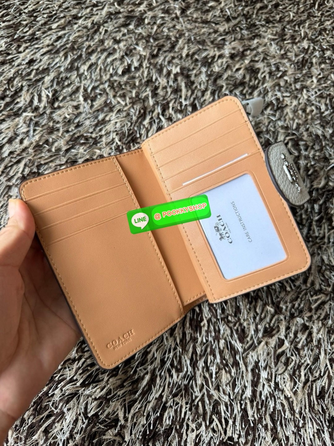 COACH MEDIUM CORNER ZIP WALLET IN SIGNATURE CANVAS กระเป๋าสตางค์ขนาดกลางที่ถือว่าเป็นไอเทม Must Have ของทุกเพศทุกวัยที่ต้องพกติดตัวไว้ตลอดเวลา เพราะนอกจากจะช่วยจัดเก็บเงิน บัตรประชาชน บัตรเครดิตและต่าง ๆ ให้เป็นระเบียบเรียบร้อยยังต้องคำนึงถึงประโยชน์ใช้สอ