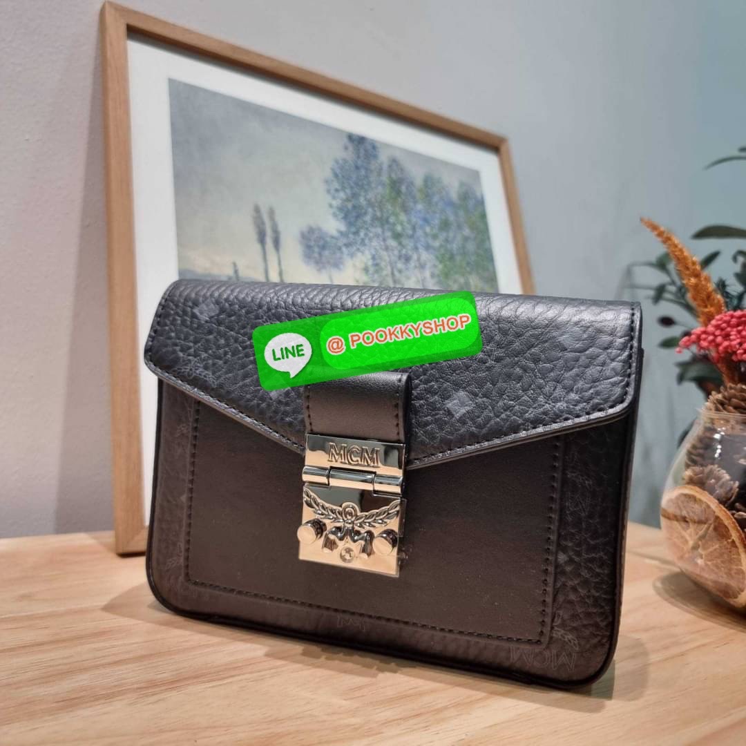 MCM SMALL MILLIE CROSSBODY IN VISETOAS กลับมาแน่นๆกับไอเท็มสุดฮิต!! ดาราเซเลปใช้กันเพียบ กระเป๋าสะพายข้าง ดีไซน์กึ่งสปอร์ต แต่แฝงความหรูในตัว ใช้งานง่ายด้วยขนาดที่พอเหมาะ และสายสะพายสปอร์ตที่สะพายคาดได้สะดวก จะสะพายข้าง สะพายแบบคาดอก ก็ดูดีไปหมด เปิด-ปิดด