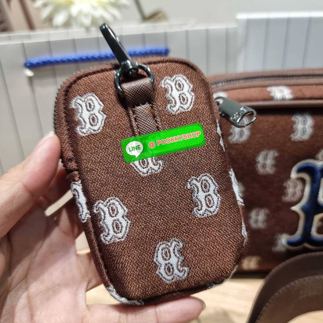 MLB JACQUARD MONOGRAM CROSSBODY BAG ฉุดไม่อยู่ ดาเมจแรงมาก!! กับกระเป๋าครอสบอดี้ ที่สายเกาต้องมี!! ดีไซน์ลวดลายโมโนแกรมเอกลักษณ์ ลงบนผ้า jacquard ได้อย่างลงตัวและสวยงาม เปิด-ปิดด้วยซิป ภายในโล่งกว้าง จุของสบายๆ มาพร้อมใบลูก และสายสะพายข้าง ให้ความคล่องตัว