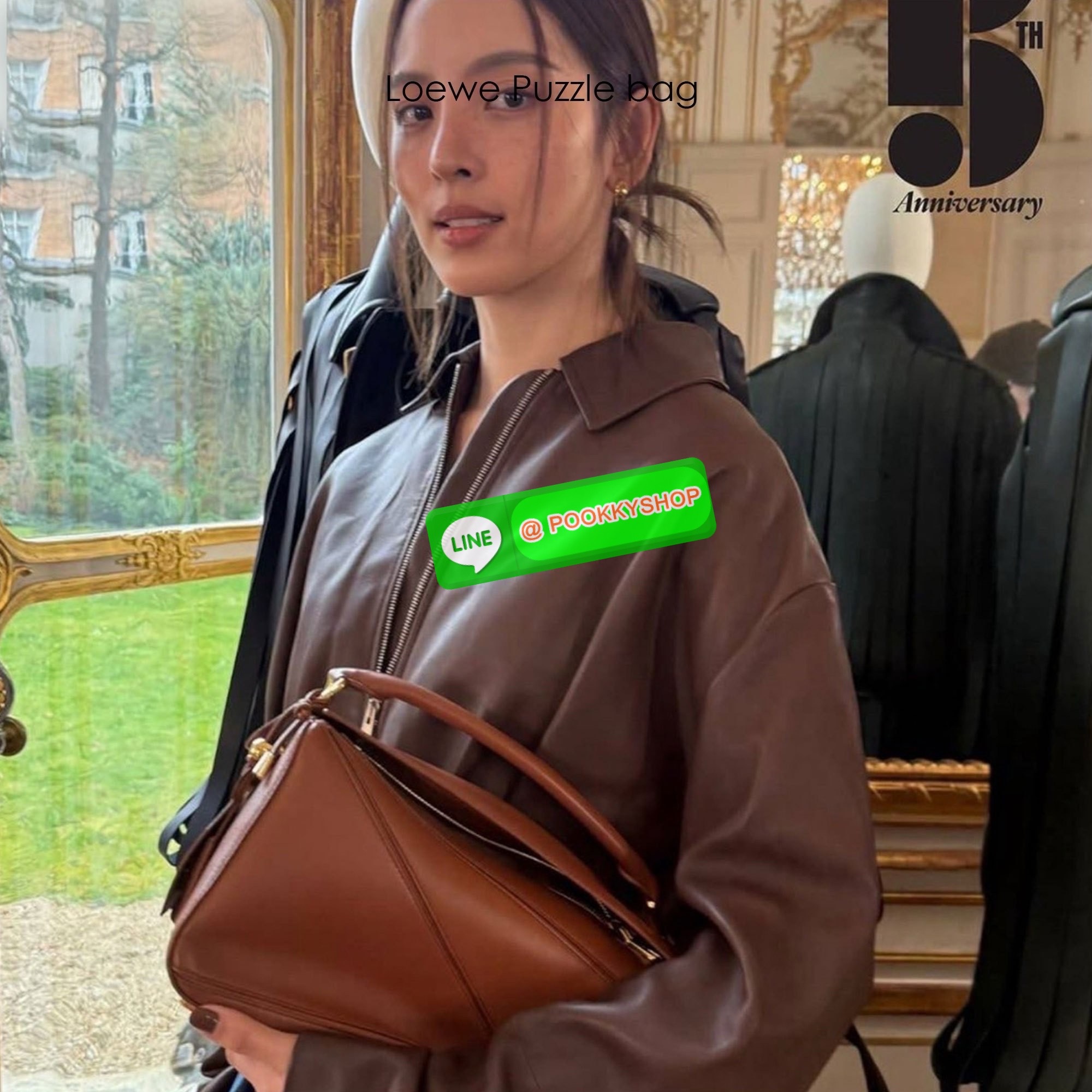 Loewe Puzzle bag กระเป๋าสะพายข้างทรงกล่อง สุดยอดแบรนด์ที่ดีไซน์เป็นเอกลักษณ์ โดดเด่น สวยหรู สไตล์พัซเซิลคลาสสิค เปิดใช้งานด้วยซิป ที่ภายในโล่ง ใส่ของสำคัญจุกจิกได้ มาพร้อมสายสะพาย และหูหิ้วในตัว ที่สลับเปลี่ยนใช้งานให้เหมาะได้ในแต่ละวัน สาวๆห้ามพลาดใบนี้เ