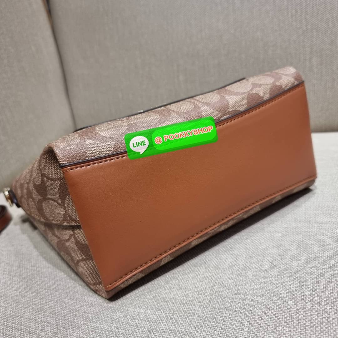 COACH F38089 MINI EMMA SATCHEL IN SIGNATURE CANVAS รุ่นหายาก รุ่นที่สาวๆตามหา จัดมาให้สมกับที่รอคอยกันไปเลยจ้า!! เป็นรุ่นที่ดีไซน์ออกมาให้ใช้งานง่าย สะดวก สวย หรู ดูดี!! กระเป๋าสะพายทรงสวย วัสดุหนังแคนวาสเคลือบลาย มาพร้อมสายสะพายข้างและหูจับในตัว ถอดออกถื