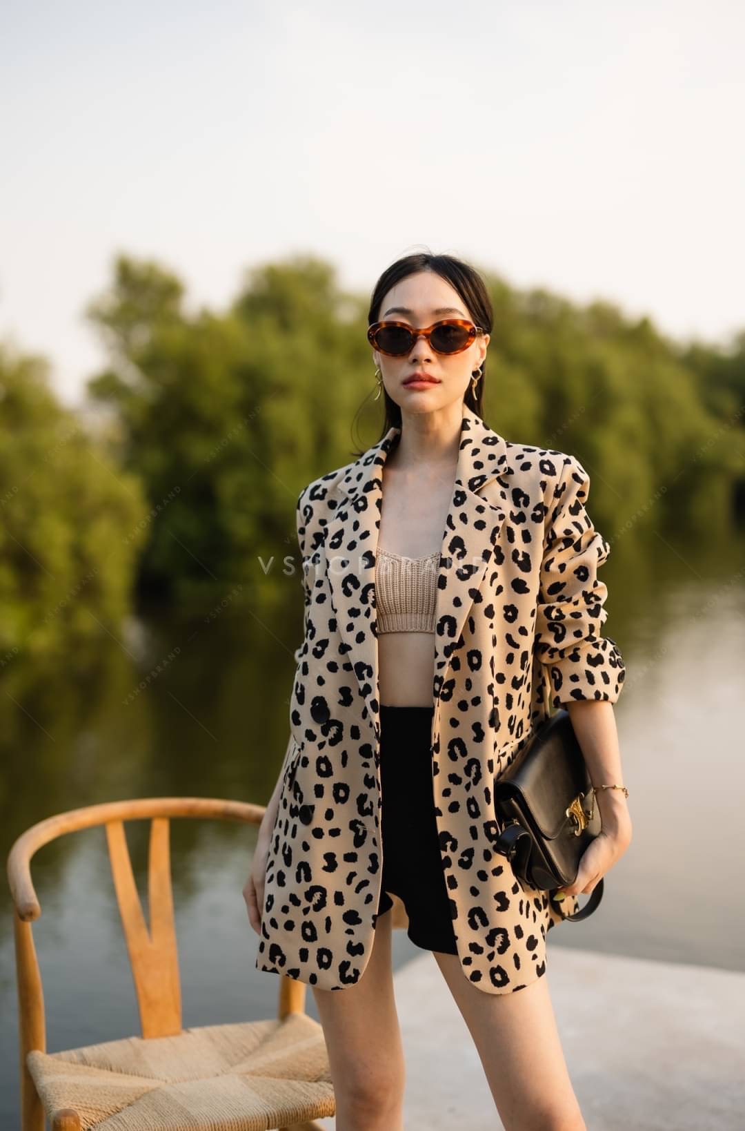 เสื้อสูทแต่งลายเสือดาวทรงสูท oversize แมทช์คู่กับอะไรก็เก๋ ผ้าสูทเนื้อดี มีซับใน คัตติ้งเนี้ยบ ทรงเป๊ะมากๆเลยค่ะ