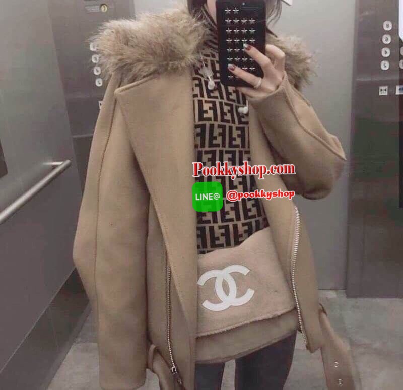 MUST HAVE! Chanel Beaute Crossbody Bag กระเป๋าถือหรือสะพายพรีเมี่ยมของเเท้จาก Chanel Cosmetic Counter VIP Gift รุ่นแนะนำวัสดุขนวูฟสีดำหนานุ่มตัดโลโก้แบรนด์หนังแก้วสวยโดดเด่น น้ำหนักเบา เปิดปิดด้วยฝาปิดกระดุมแม่เหล็ก ใบใหญ่กำลังดีใส่ ipad กระเป๋าสตางค์ใบยา