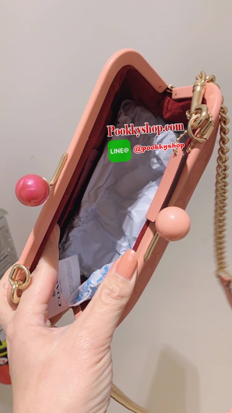 กระเป๋าสะพายข้าง COACH C1452 NORA KISSLOCK CROSSBODY IN SIGNATURE CANVAS(IMRZH) วัสดุ Signature coated canvas and smooth leather ด้านในกระเป๋ามีช่องใส่ของเอนกประสงค์ สายคล้องกระเป๋าแบบถอดได้ 22 3/4 "สำหรับสะพายไหล่หรือสะพายข้าง