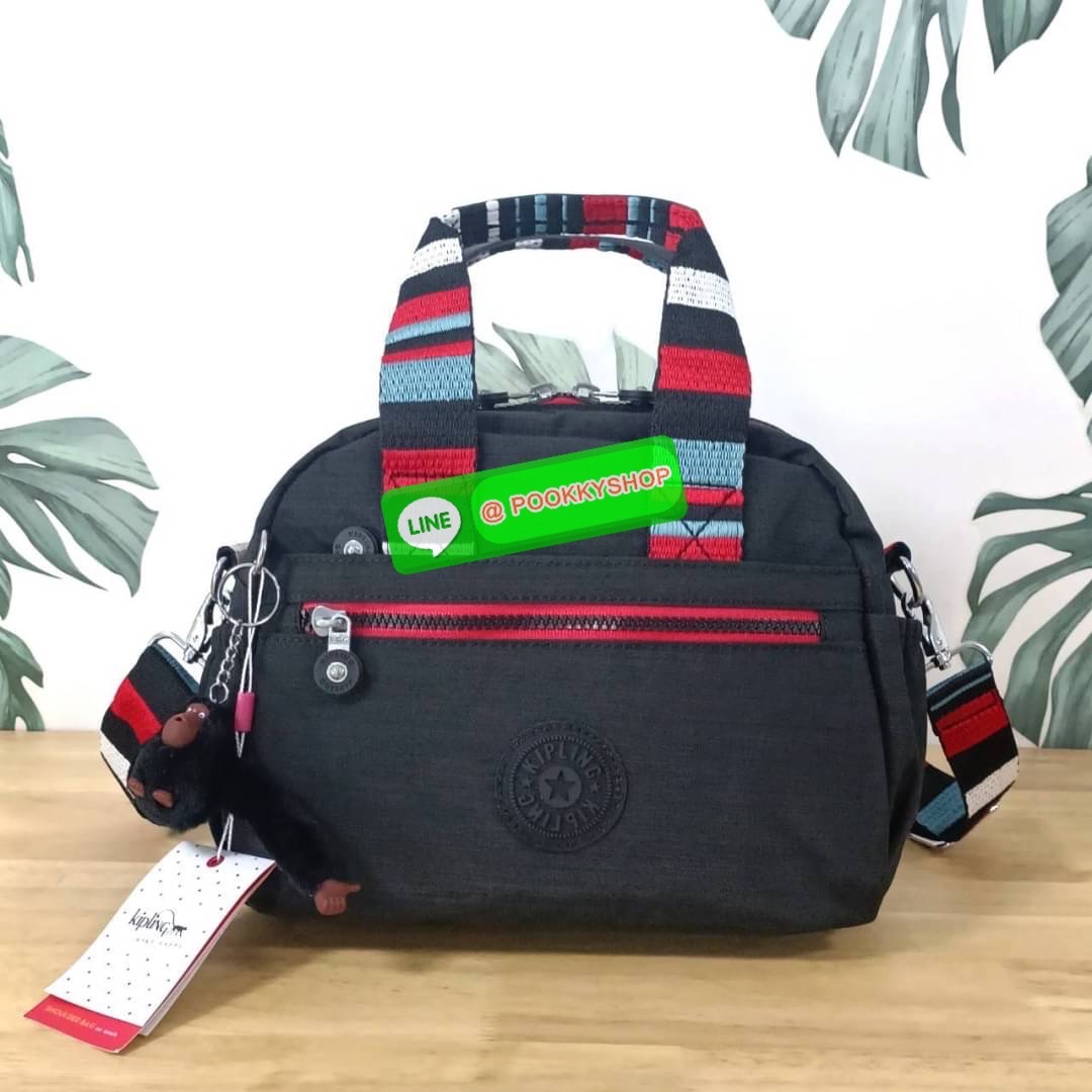 Kipling Dome K1006 Handbag กระเป๋าถือหรือสะพาย วัสดุ Polyester 100% รุ่นใหม่ มีให้เลือกทั้งแบบเรียบ และ ลายน่ารัก มีช่องแยกด้านหน้า 2 ช่อง ช่องหลักโล่งกว้าง พร้อมช่อง pocket แยก 2 ช่อง ใช้งานได้ครบครัน สามารถสตางค์ใบยาวได้ ขนาดกำลังดี จะใช้ทำงาน ไปเรียน ห