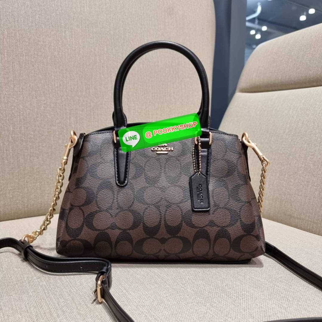 COACH F29434 MINI SAGE CARRYALL IN SIGNATURE CANVAS รุ่นยอดฮิต!! ที่สุดของกระเป๋าสะพายขายดี ต้องทรงถังมินิรุ่นนี้ วัสดุหนังแคนวาสเคลือบลาย สวย คลาสสิค มาพร้อมสายสะพายข้างและหูหิ้วในตัว ถอดออกถือคล้องแขนเก๋ๆ หรูๆยังได้ ภายในเป็นช่องโล่ง แบ่งสัดส่วนอย่างดี