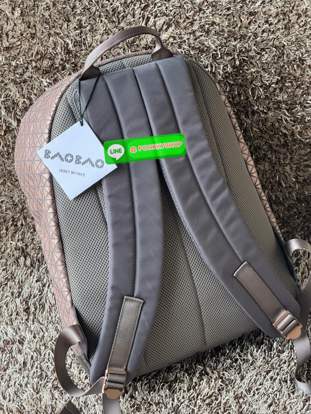 Bao Bao Issey Miyake Daypack geometric backpack กระเป๋าเป้ทรงคลาสสิก รองรับน้ำหนักได้ดี เหมาะกับการเดินทาง เป้สะพายหลังรุ่น Daypack One-Tone Backpack มาในรูปทรงกระเป๋าเป้สุดคลาสสิก โดดเด่นด้วยการออกแบบที่เป็นเอกลักษณ์ วัสดุสามเหลี่ยมขนาดเล็กพิเศษ ได้กลิ่น