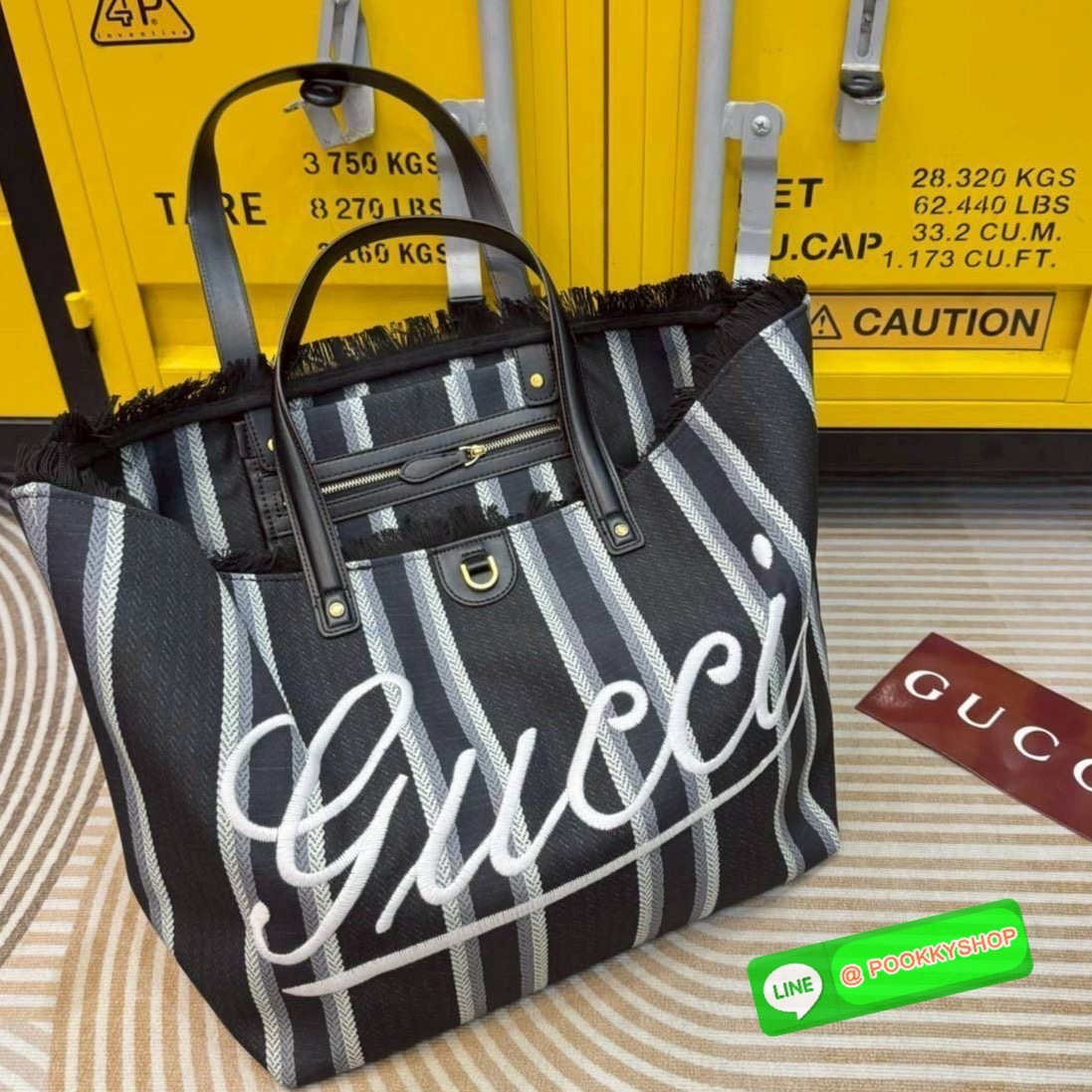 Gucci Embroidered large canvas tote bag Variation multicolor canvas กระเป๋าสะพายทรงโท้ทใบใหญ่ โดดเด่นผ้าแคนวาสฝ้ายลายทางสะดุดตา ตกแต่งด้วยงานปักลาย Gucci ด้านหน้า คอลเลคชั่นฤดูใบไม้ผลิ/ฤดูร้อน 2025 ภายในโล่งกว้าง จุของได้สบายๆ สะพายไปเที่ยว short vacation