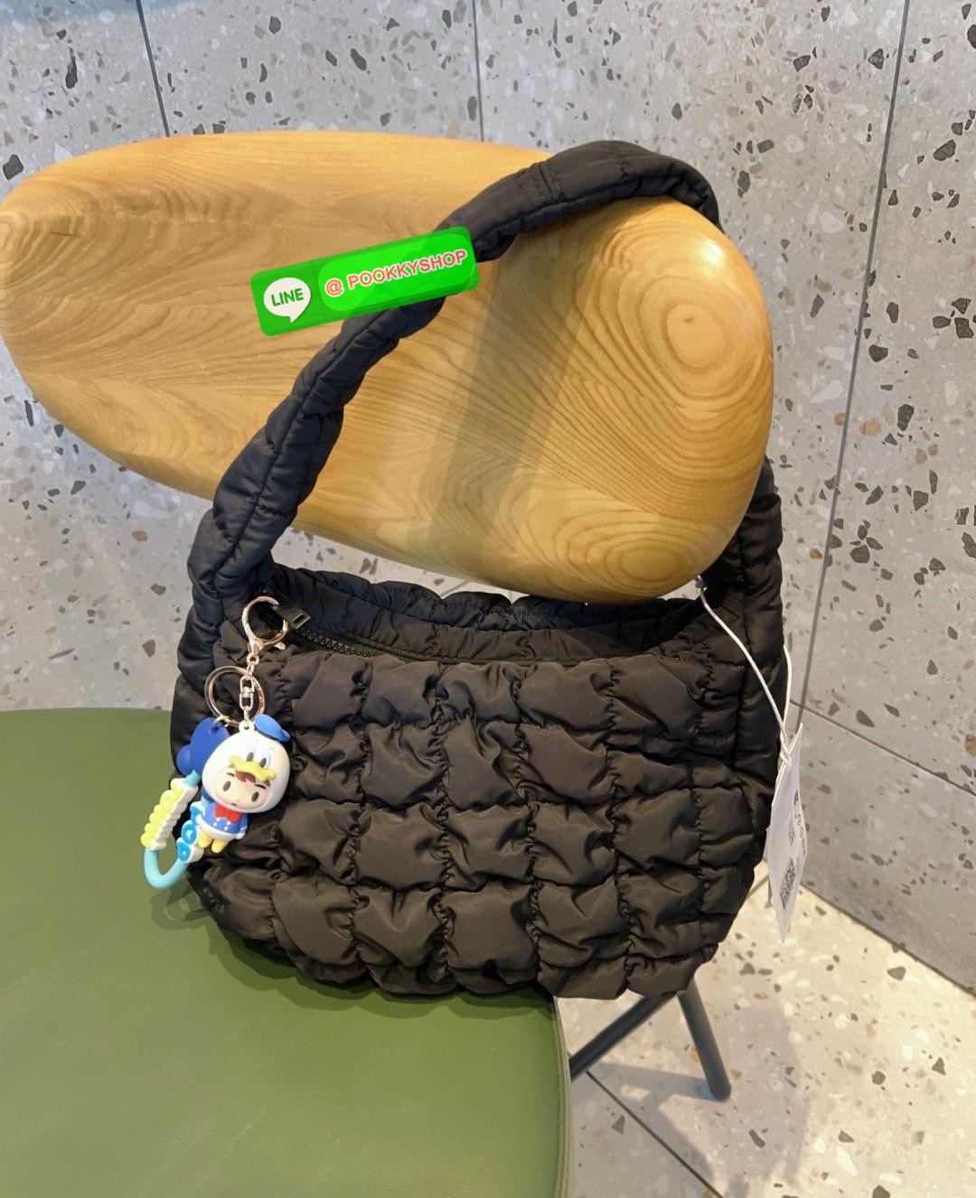 NEW IN!! 📣ล็อตใหม่เข้าแล้ว มาเพิ่มอีก2สีนะคะ อีกหนึ่งรุ่นหนึ่งทรงที่นิยมกันมากทีเดียว ฮิตไม่แผ่ว แต่งตัวเสร็จออกจากบ้านหยิบใบนี้ติดมือได้เลย COS QUILTED MINI BAG BLACK พร้อมส่ง! กระเป๋าจากแบรนด์COS ที่ไม่มีใครไม่รู้จักกัน วัสดุเป็นผ้าร่มแบบนวมนิ่ม