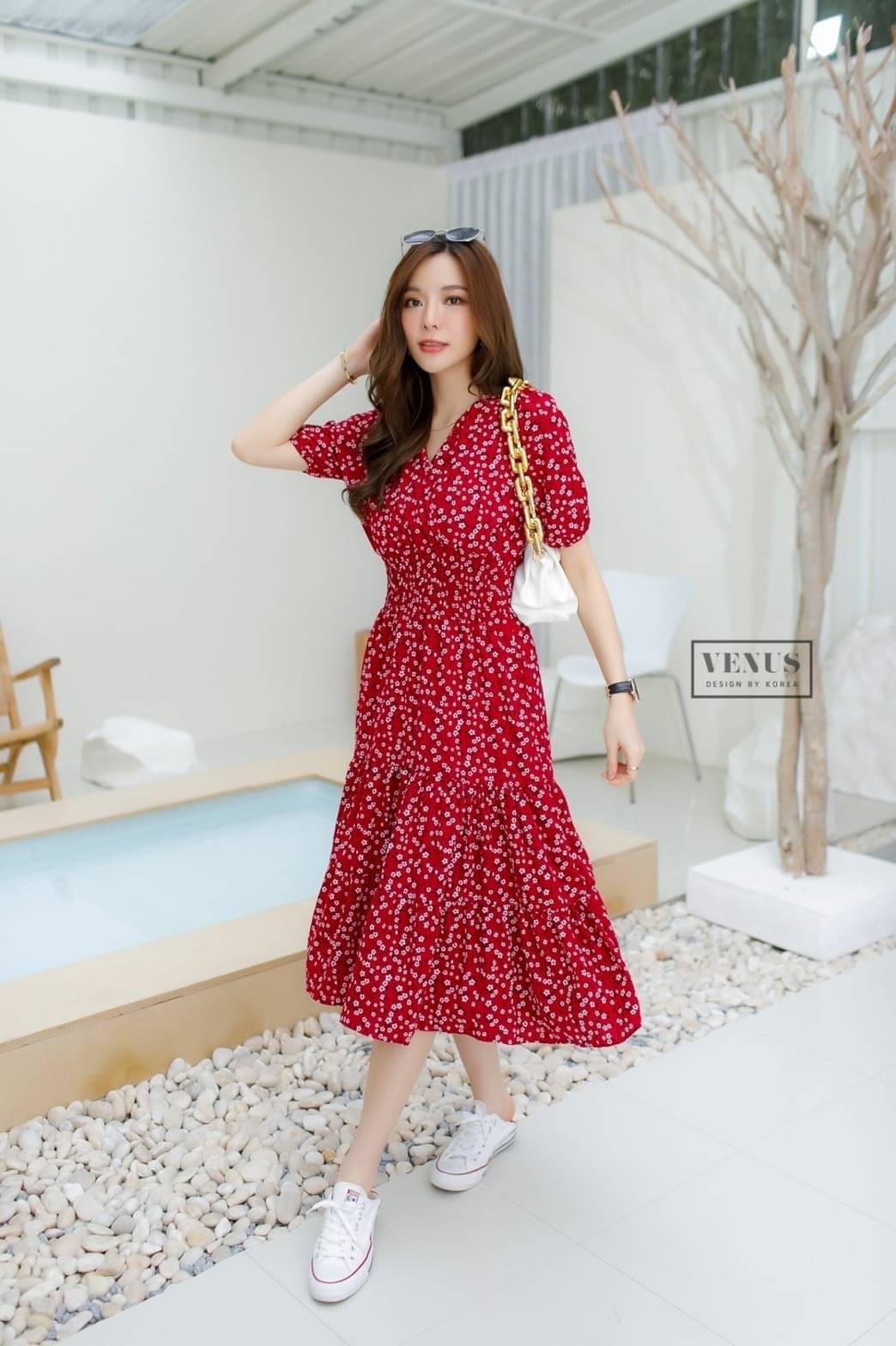 'm Lady By Venus Flora Maxidress แม๊กซี่เดรสพิมพ์ลายดอกไม้ คอวีทรงป้ายอก ช่วงอกแต่งจั๊มยืดตามตัวนะคะ แม๊ทกับรองเท้าผ้าใบก็น่ารักคะ