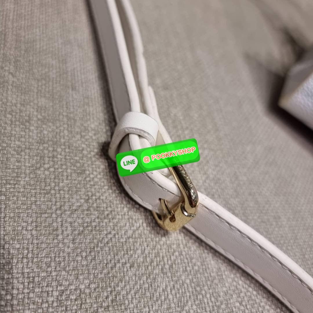 New in!! จากเคาน์เตอร์ dutyfree LV watercolor multi tote กระเป๋าทรงโท้ทคอลใหม่ ดีไซน์สดใส สบายตา ด้วยลวดลายเพ้นท์สีน้ำ ไม่ซ้ำใคร วัสดุหนังแคนวาส ทนทาน ที่มาพร้อมหูจับในตัว และสายสะพายข้าง ให้ปรับใช้ได้ทุกสไตล์ความชอบ ภายในโล่งกว้าง มีอะไหล่เกี่ยวที่ปากกระ