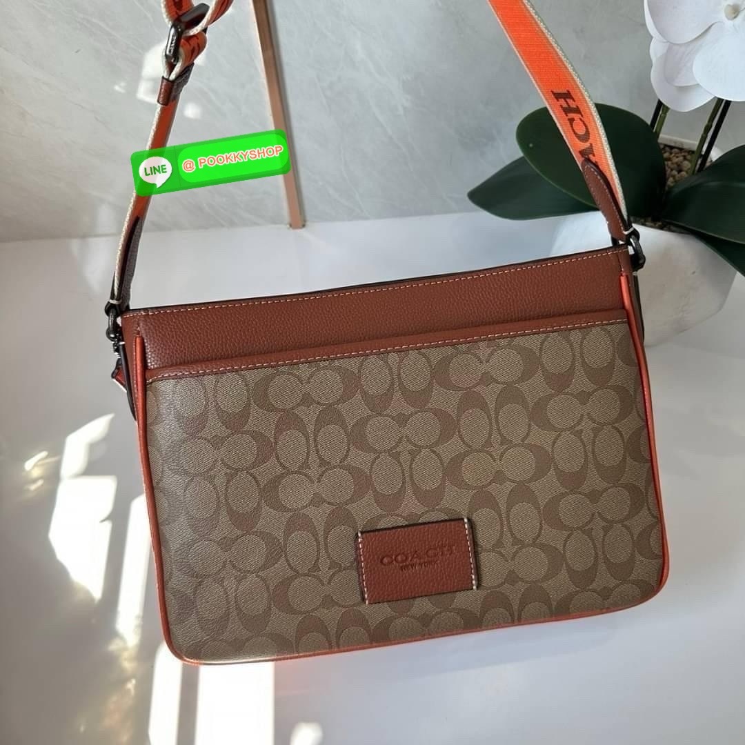 COACH DISTRICT CROSSBODY IN SIGNATURE CANVAS CH078 🔖กระเป๋าสะพายคอสบอดี้ทรงสีเหลี่ยม 🔖วัสดุ : canvas, ตัดขอบหนัง pebble leather 🔖 เปิด-ปิดแบบซิป ด้านในมีช่องซิปและช่องอเนกประสงค์ ปิดด้วยซิปด้านบน ซับในผ้า มีช่องซิปและช่องเก็บของด้า