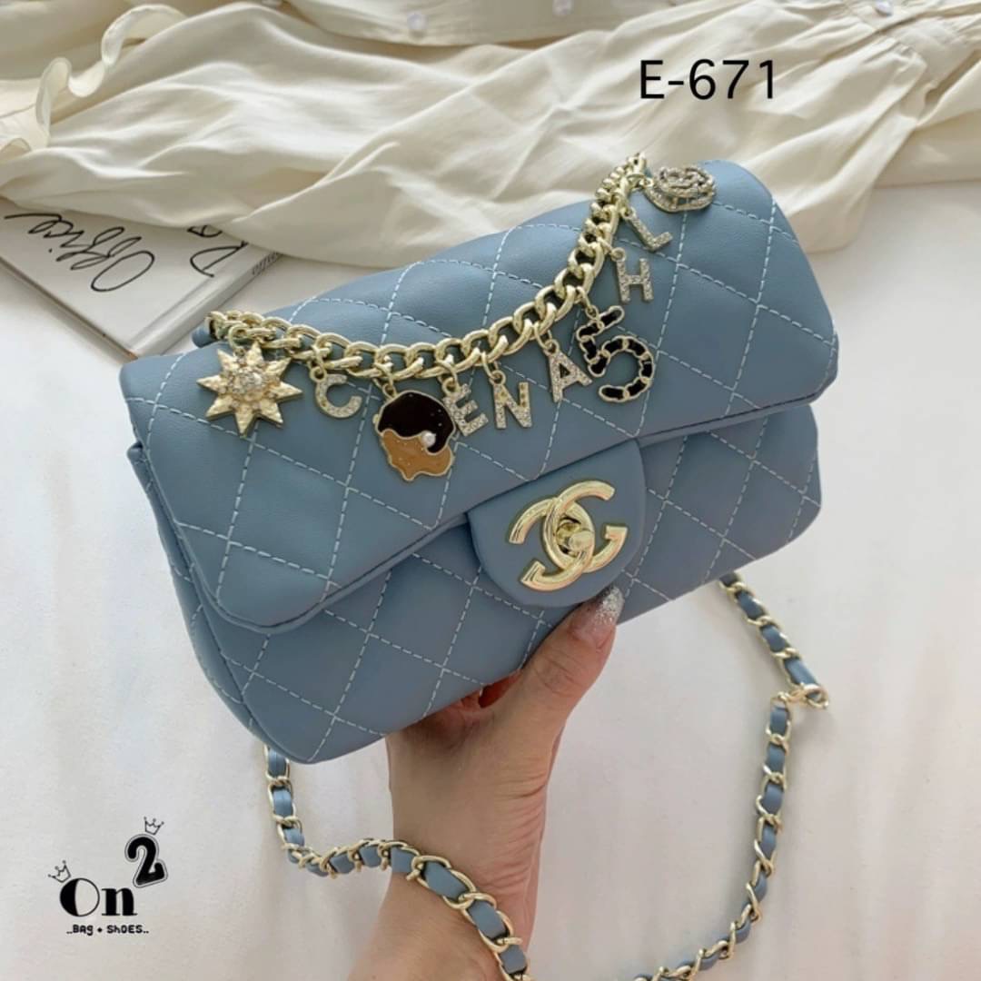 กระเป๋าสะพายชาแนล ทรงคลาสสิคเปิดหน้าอะไหล่สีทอง งานสไตล์แบรนด์ สายสะพายยาวครอสบอดี้ได้ค่ะ พร้อมส่ง 5 สีค่ะ