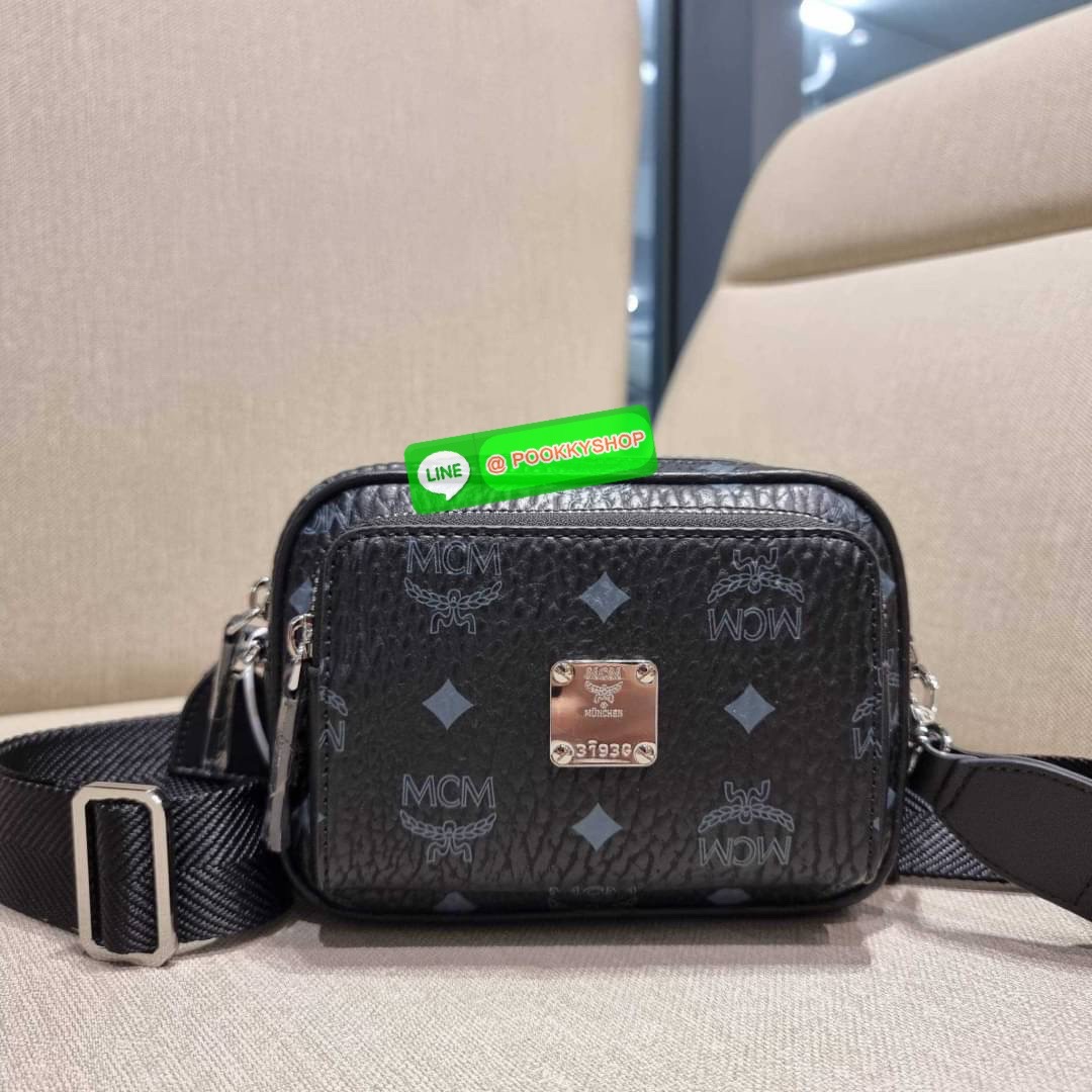 MCM X-MINI KLASSIK CROSSBODY BAG IN VISETOS รุ่นยูนิเซ็กส์มาแล้วจ้า!! ไซส์นี้ใช้ได้ทั้งหนุ่มๆสาวๆไปเลย กระเป๋าสะพายข้างทรงครอสบอดี้ ใบเล็กขนาดกะทัดรัด วัสดุหนังแคนวาสคุณภาพดี มีช่องหลัก 2 ช่อง ภายในมีช่องย่อยให้ 1 ช่อง มาพร้อมสายสะพายสปอร์ตที่ดีไซน์หรูไม่