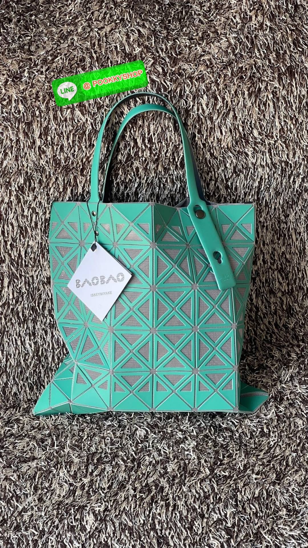 Baobao issey miyake frame tote 6x6 กระเป๋าที่มองทะลุได้เหมือนตะกร้าและให้ความรู้สึกสดชื่น รูปลักษณ์ที่ดูเหมือนมองทะลุได้มากกว่าที่เคยถูกสร้างขึ้นโดยการนำชิ้นส่วนสามเหลี่ยมออกให้กลวงและเหลือไว้เพียงกรอบเท่านั้น ขนาดกำลังดี สามารถใส่ของมีค่าได้ เช่น กระเป๋า