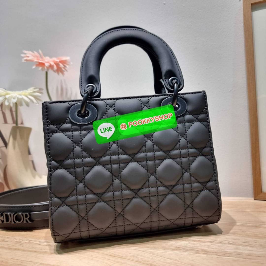 NEW ARRIVAL!! CD LADY ULTRAMATTE BAG กระเป๋าสะพายข้างพรีเมี่ยมกิ๊ฟสุดฮอต ดีไซน์เรียบง่าย แต่แฝงไปด้วยความหรูหรา ทรงกล่องคลาสสิค โดดเด่นด้วยพวงกุญแจอะไหล่สีเดียวกับตัวกระเป๋า วัสดุหนังแท้ผิวแมทท์ ลายเส้นซ้อนทับสวยงาม มีรูปแบบ หูจับในตัวและสายครอสบอดี้สุดเล