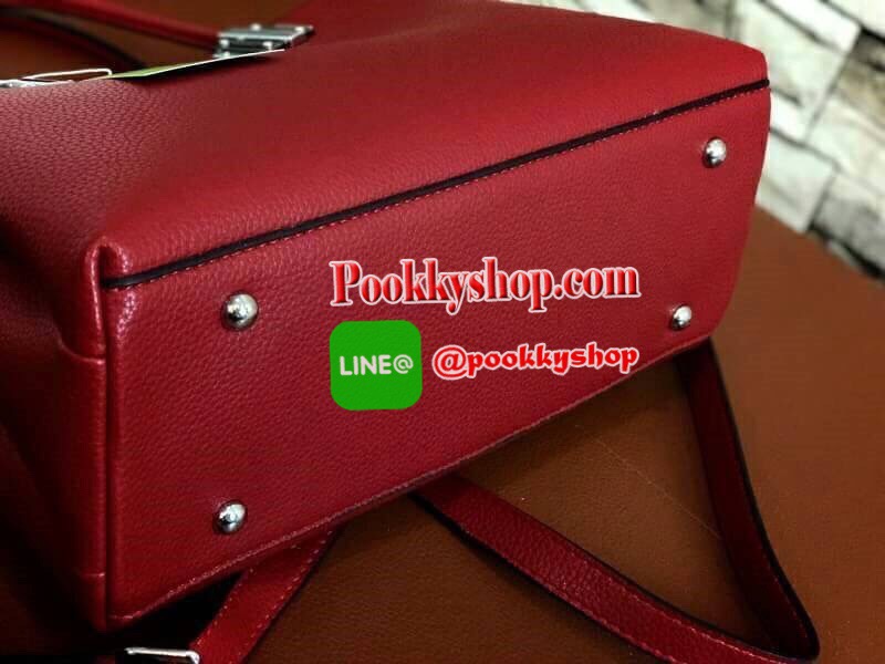 งานพรีเมี่ยมกิ้ฟ จากเคาเตอร์ต่างประเทศค่ะ รุ่น Limited edition ค่า ได้ กระเป๋าอเนกประสงค์ ทรงสวยจากแบรนด์ PRADA มาค่า เป็น กระเป๋าหนังลายลิ้นจี่ ใบนี้มีสายยาวให้ค่ะ เลิศมาก สะพายเป็น shoulder bag หรือ ถือได้ค่ะ ขนาดใบใหญ่ค่ะ ใช้แล้วสวยมากๆ อะไหล่silver ซิ